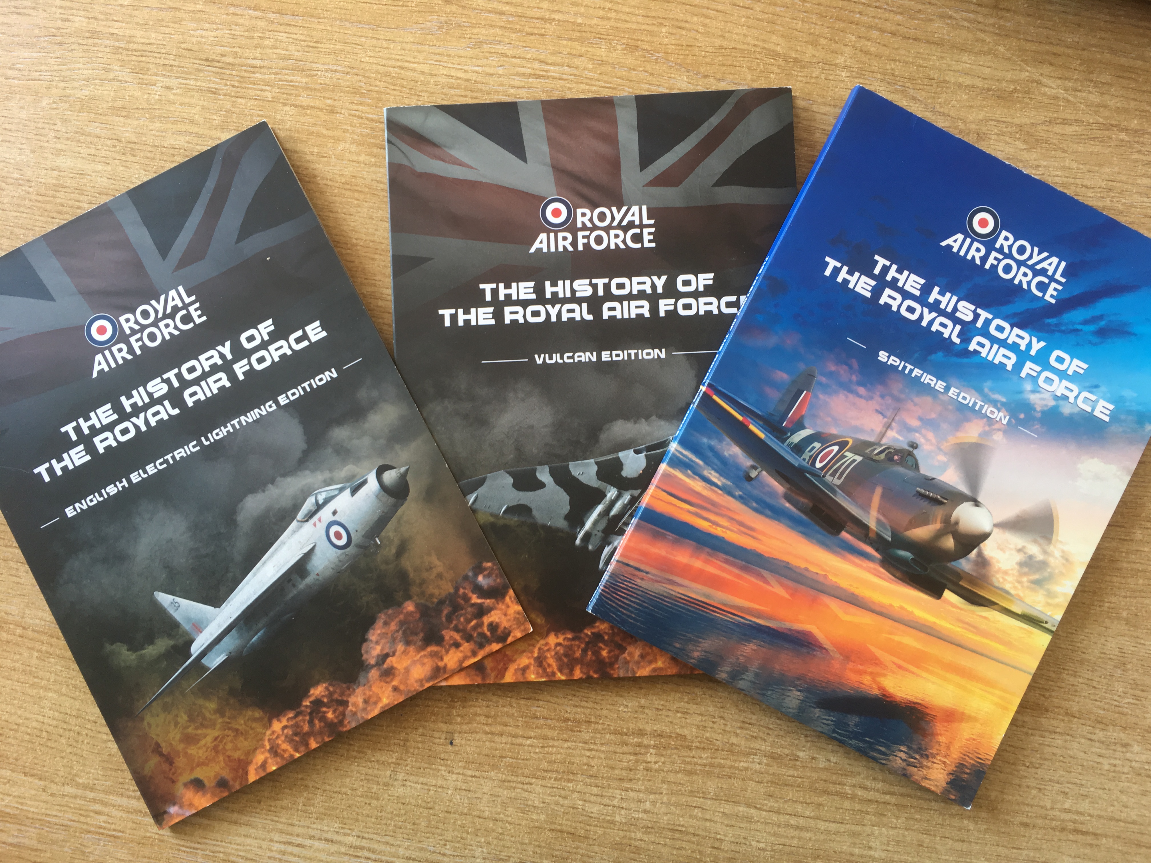 HISTORY OF THE ROYAL AIR FORCE COLLECTOR "KOIN" PACKS LIGHTNING, VULCAN AND SPITFIRE EDITIONS,