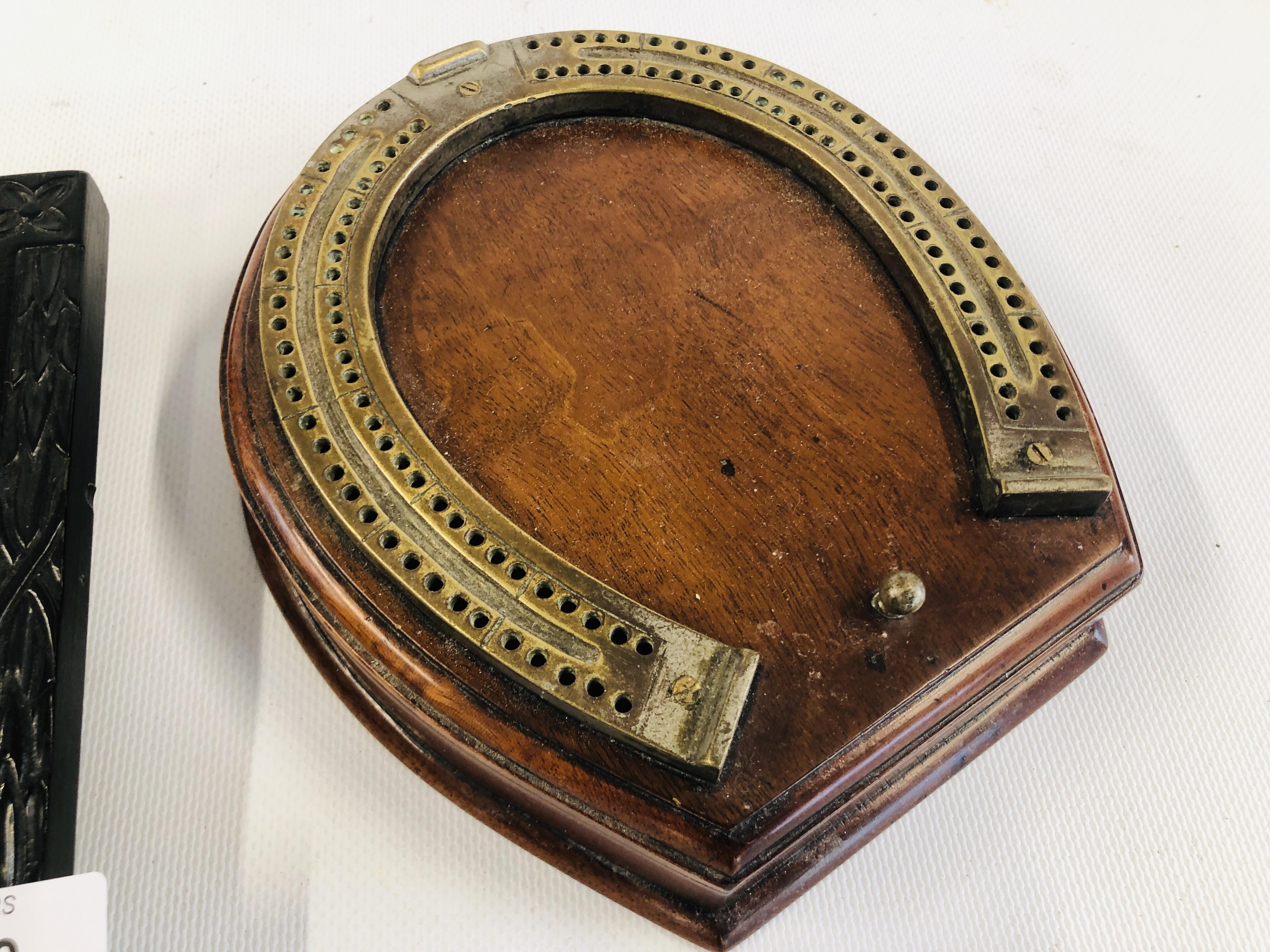 A VINTAGE FRAMED POT LID DEPICTING FARMING SCENE ALONG WITH A HORSESHOE CRIBBAGE BOX AND CONTENTS - Image 4 of 6