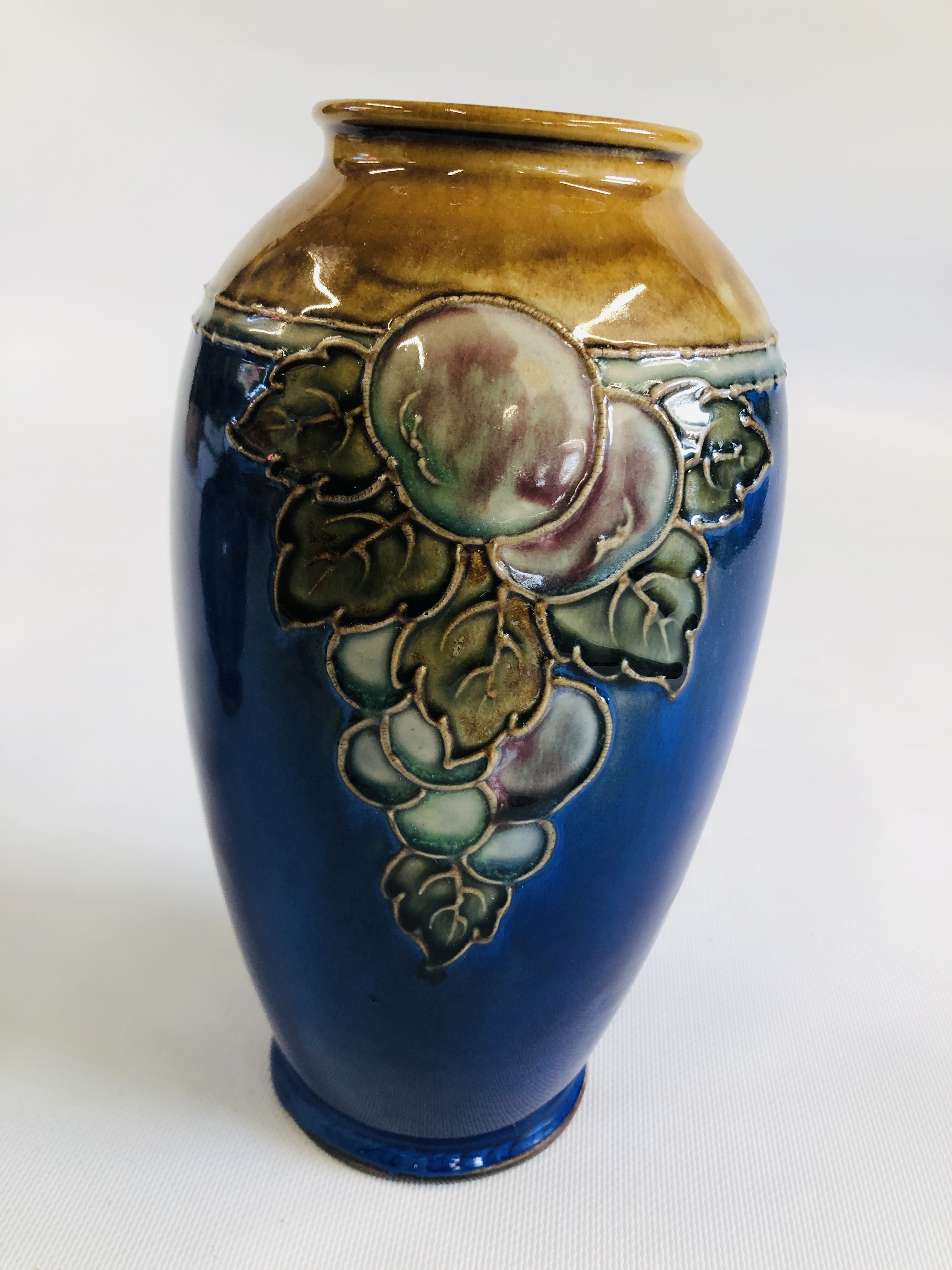 A ROYAL DOULTON VASE SIGNED TO THE BASE "MB" HAVING RIM CHIPS AND HAIR LINE H 23CM ALONG WITH A - Image 6 of 9