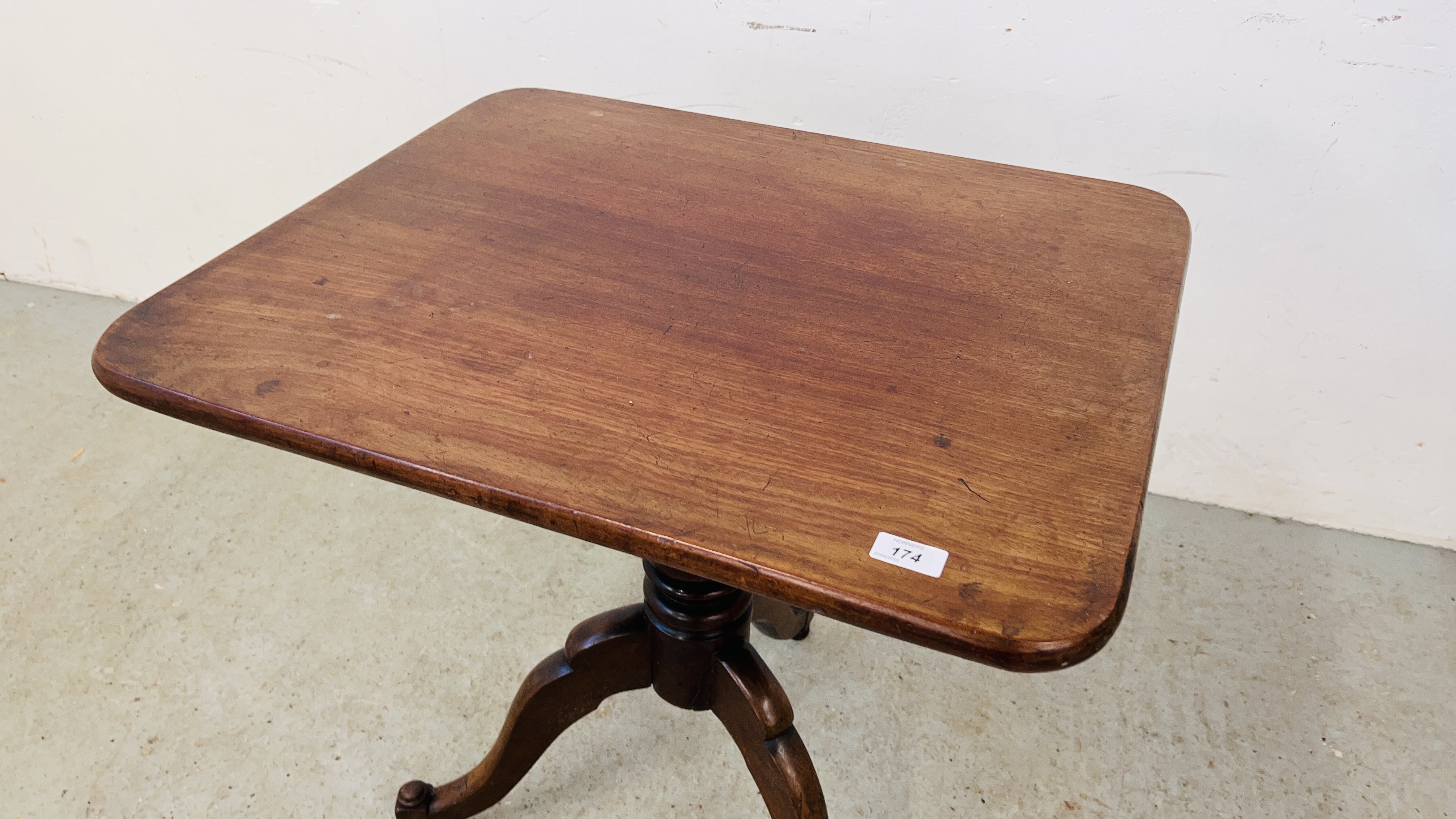 ANTIQUE MAHOGANY PEDESTAL OCCASIONAL TABLE WITH RECTANGULAR TILT TOP. - Image 3 of 8