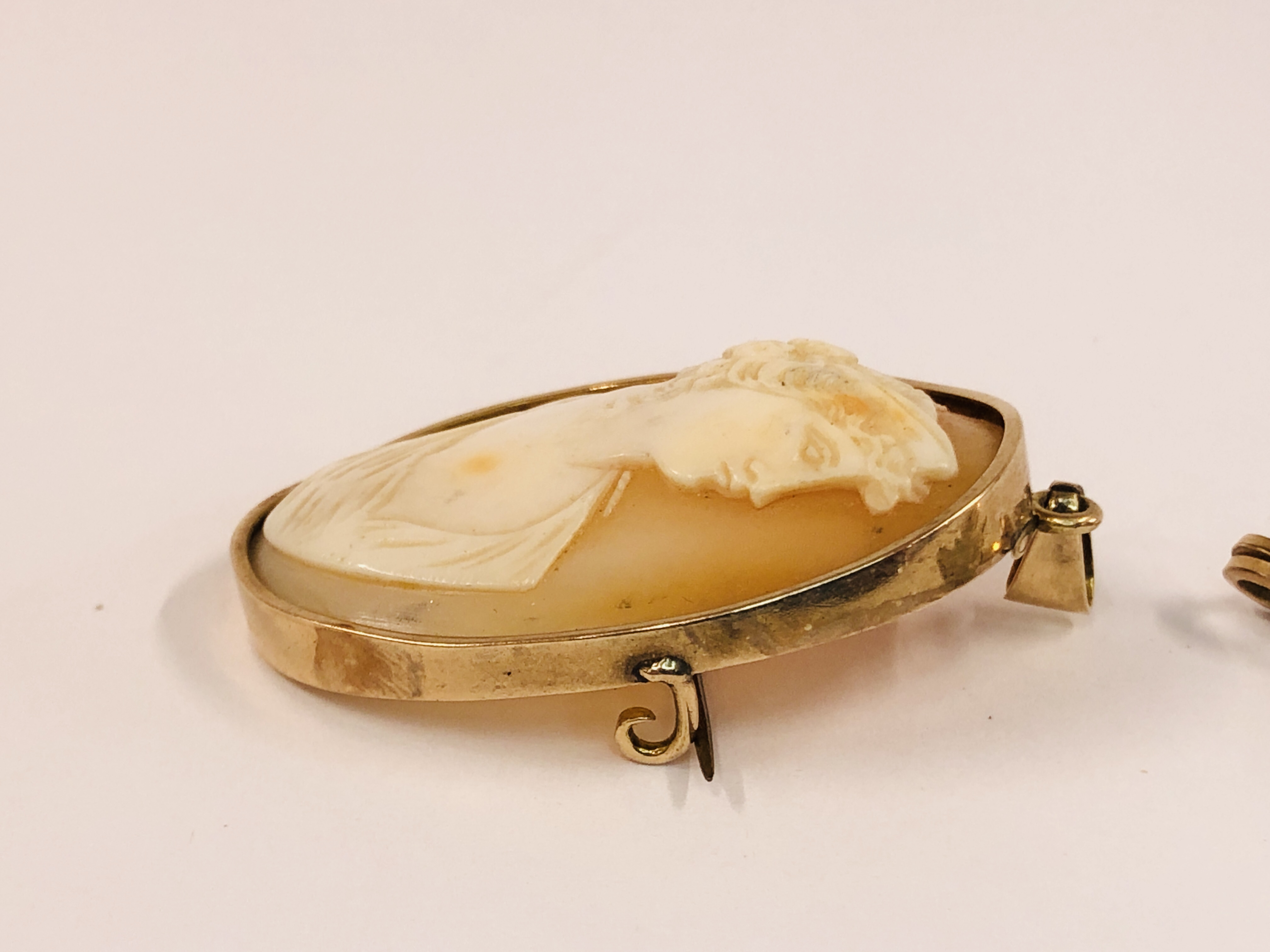 A VINTAGE YELLOW METAL CAMEO PENDANT / BROOCH, YELLOW METAL CAMEO BROOCH AND ONE OTHER EXAMPLE. - Image 5 of 9