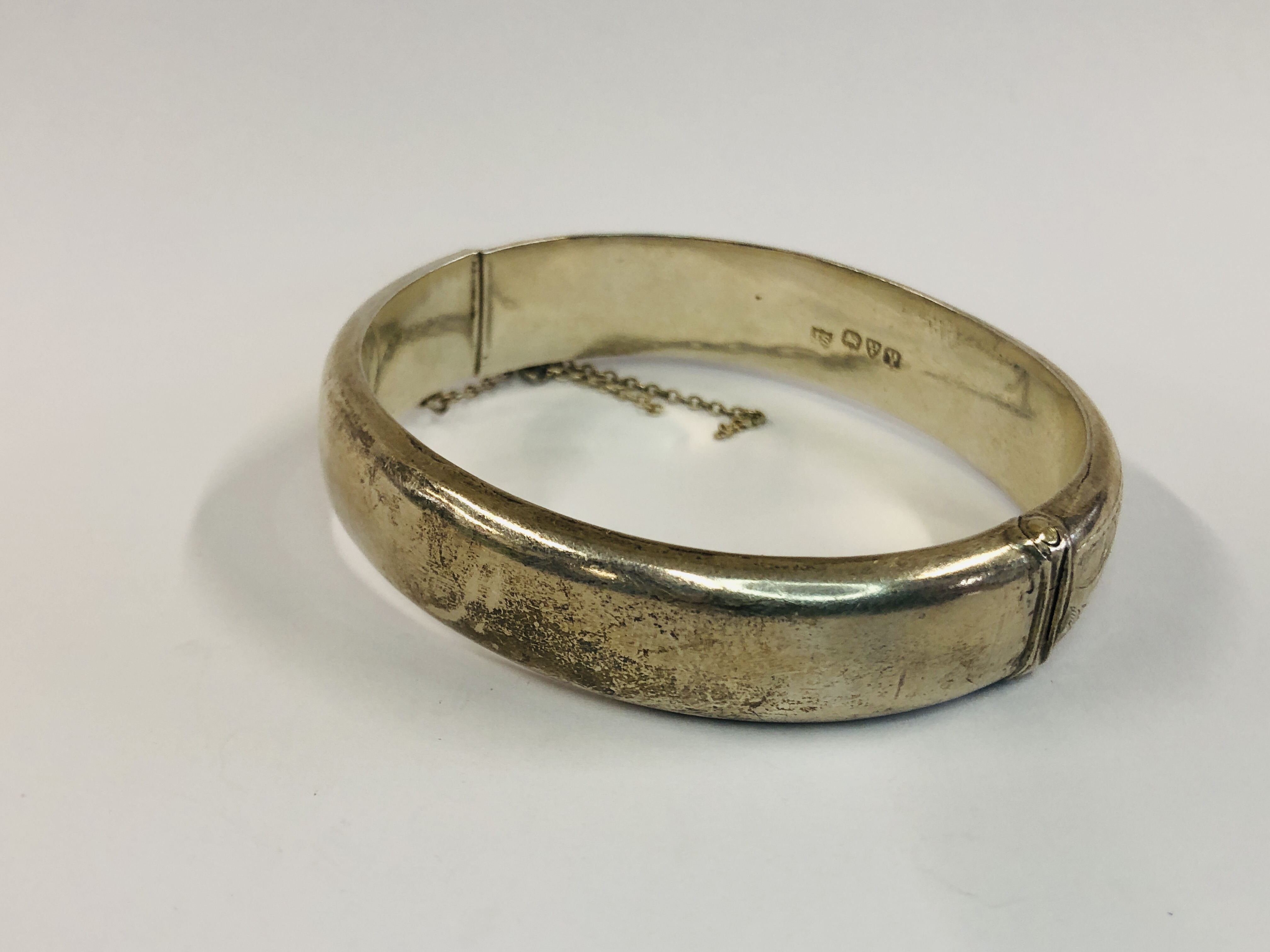 A VINTAGE SILVER ENGRAVED BANGLE (SAFETY CHAIN A/F) ALONG WITH A DRESS RING. - Image 7 of 11
