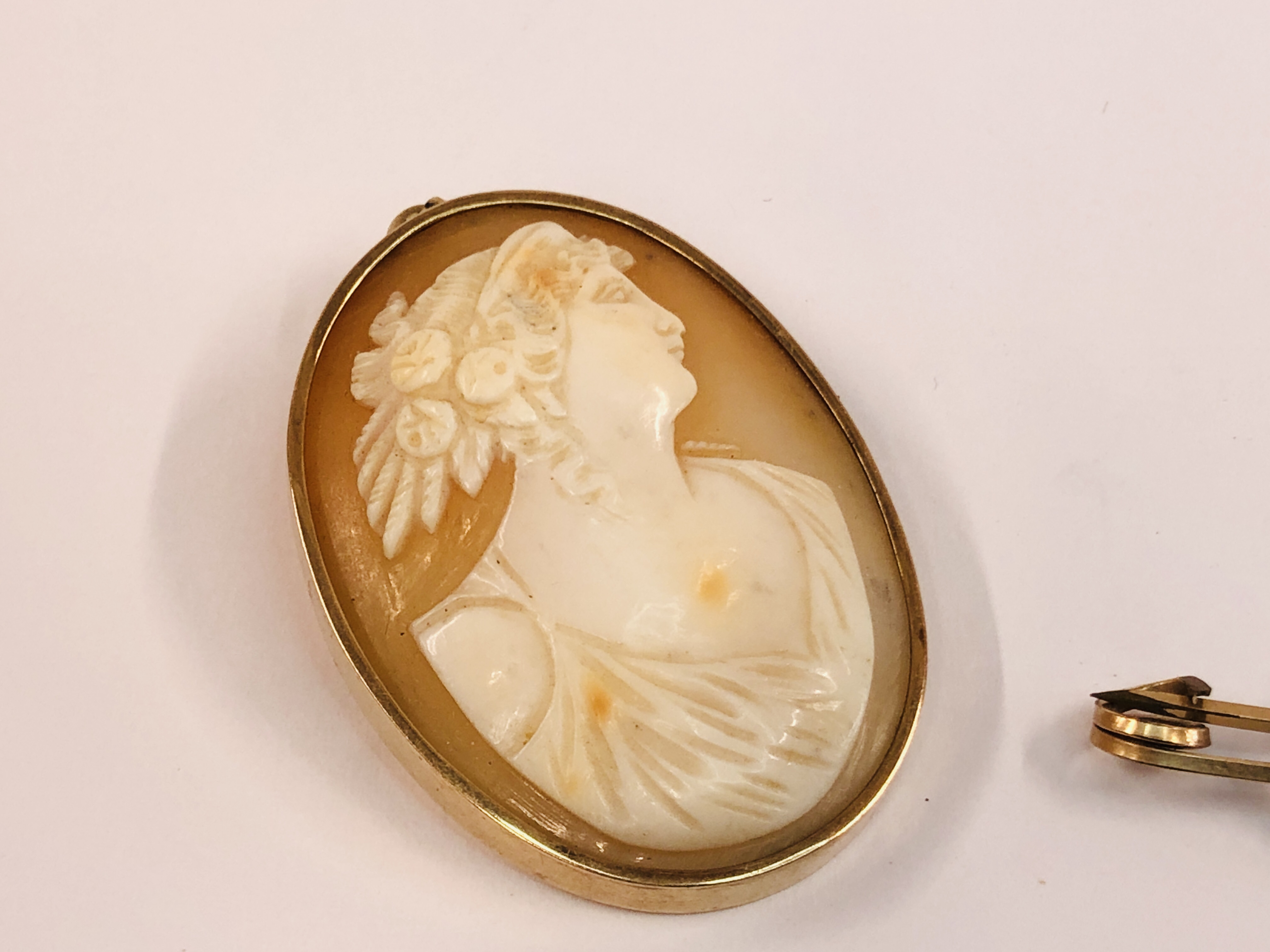 A VINTAGE YELLOW METAL CAMEO PENDANT / BROOCH, YELLOW METAL CAMEO BROOCH AND ONE OTHER EXAMPLE. - Image 4 of 9