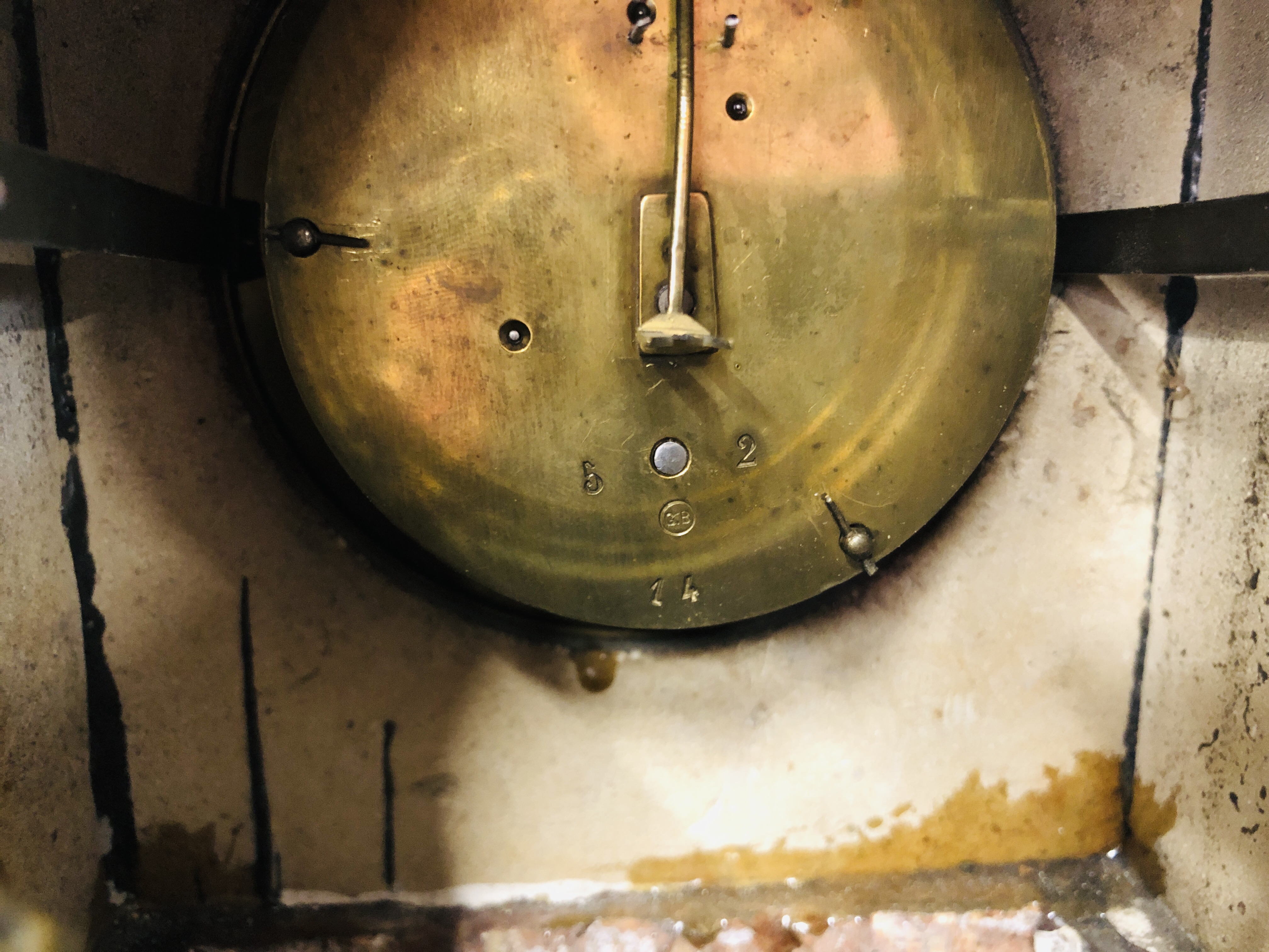 SLATE MANTEL CLOCK WITH MARBLE INLAID DETAIL, THE MOVEMENT STAMPED G.B WITH PENDULUM AND KEY. - Image 7 of 9