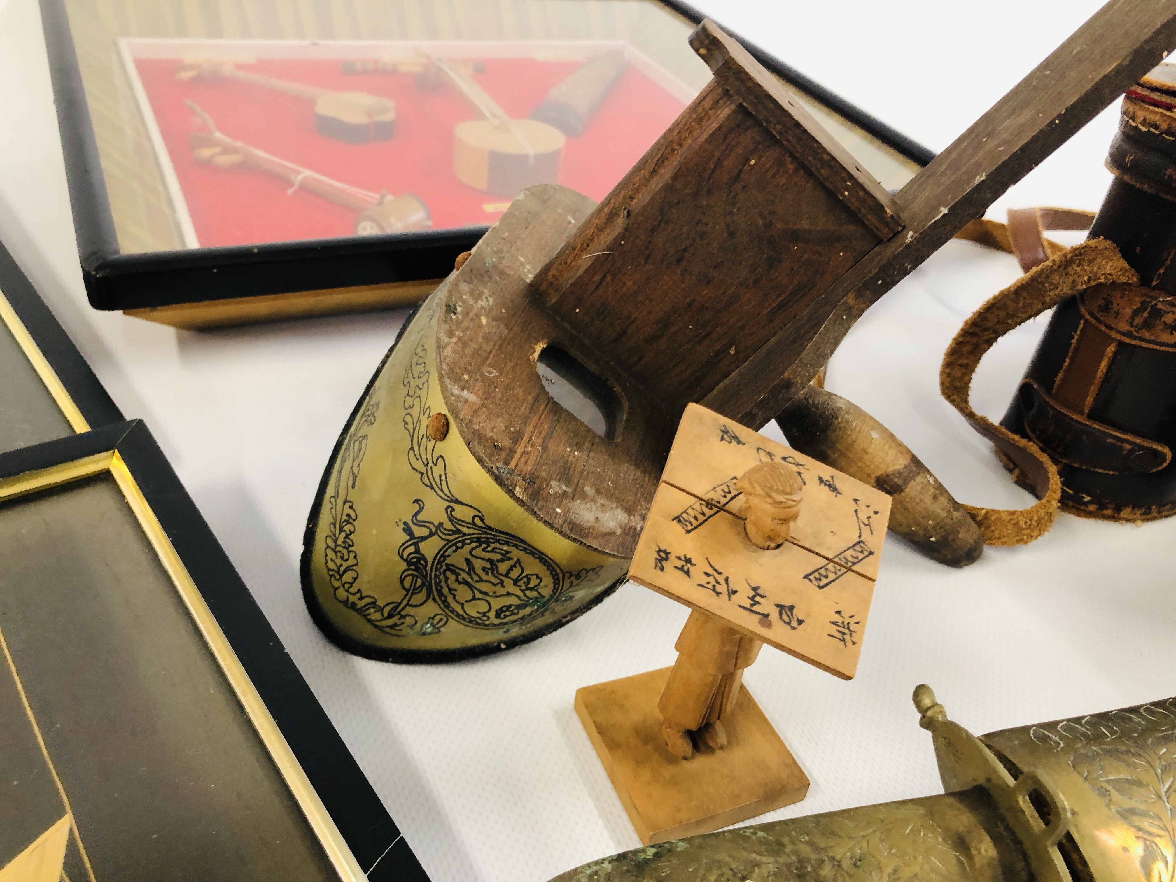 A GROUP OF VINTAGE COLLECTIBLES TO INCLUDE BINOCULARS, ORIENTAL BRASS CASE WITH TWO DAGGERS, - Image 7 of 10