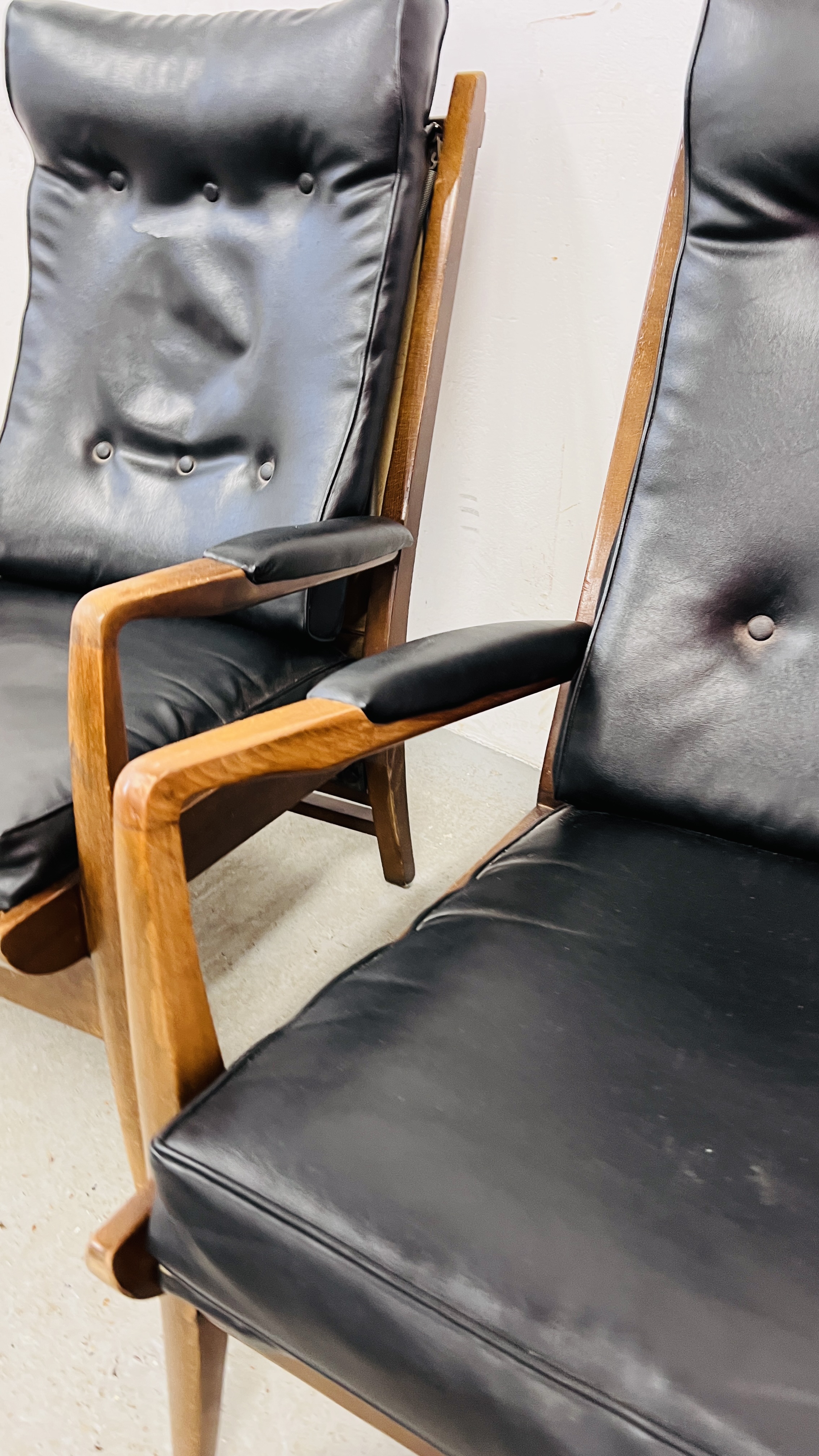 A PAIR OF RETRO CONTEMPORARY BLACK FAUX LEATHER EASY STYLE CHAIR BEARING ORIGINAL MAKERS LABEL - Image 8 of 19