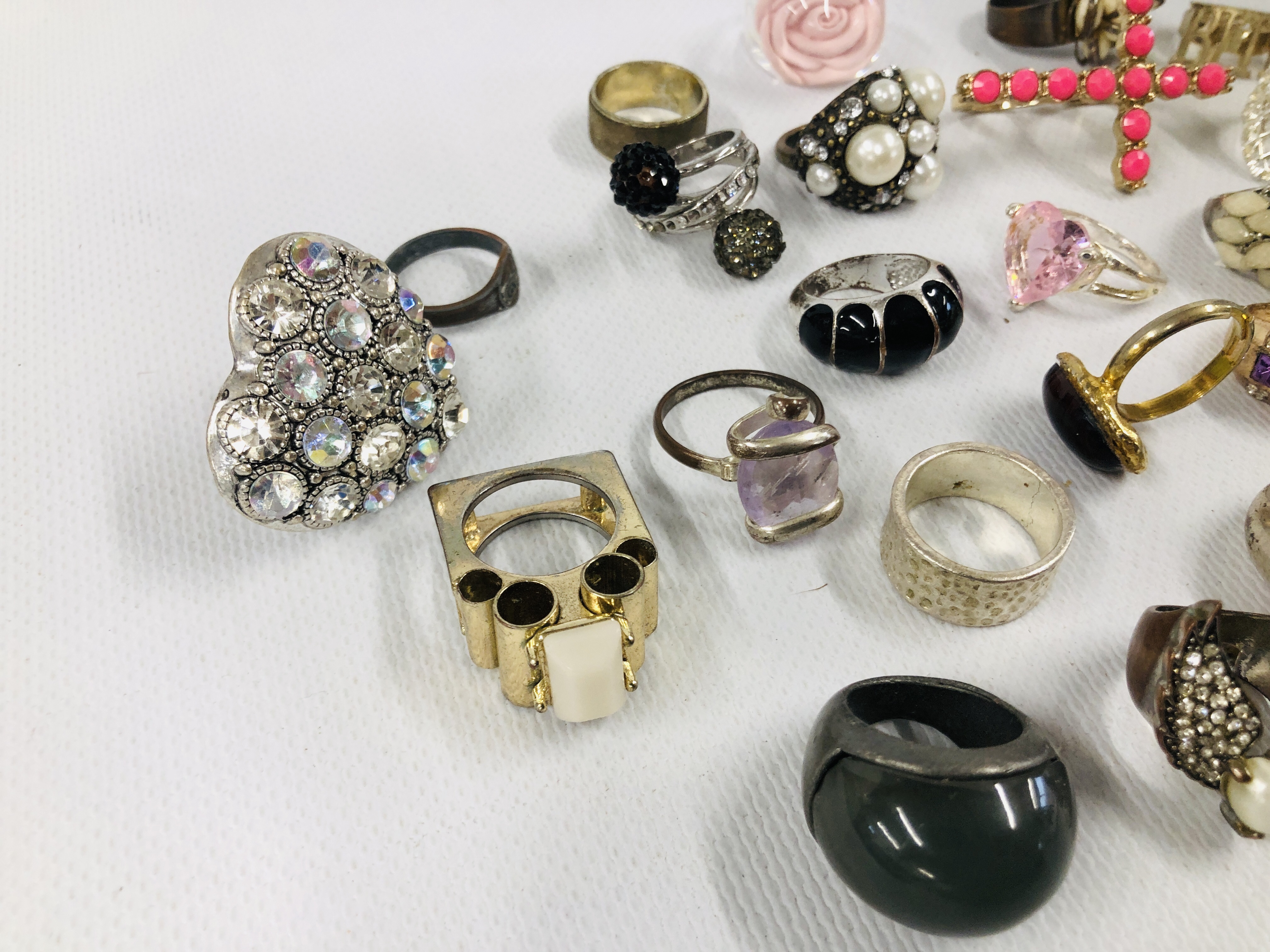 APPROXIMATELY 28 COSTUME RINGS TO INCLUDE SILVER EXAMPLES. - Image 5 of 6