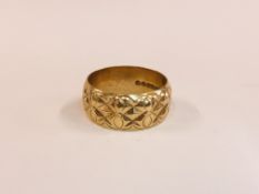 A 9CT GOLD WEDDING BAND WITH RAISED DESIGN.