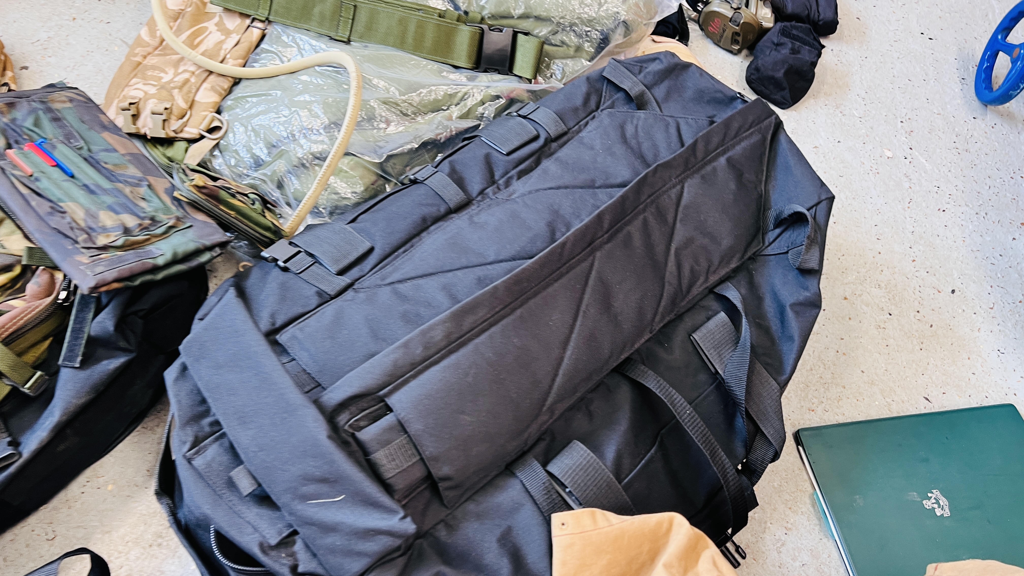 7 X KIT BAGS CONTAINING AN EXTENSIVE GROUP OF TACTICAL ARMY CLOTHING, BACK PACKS, - Image 6 of 24