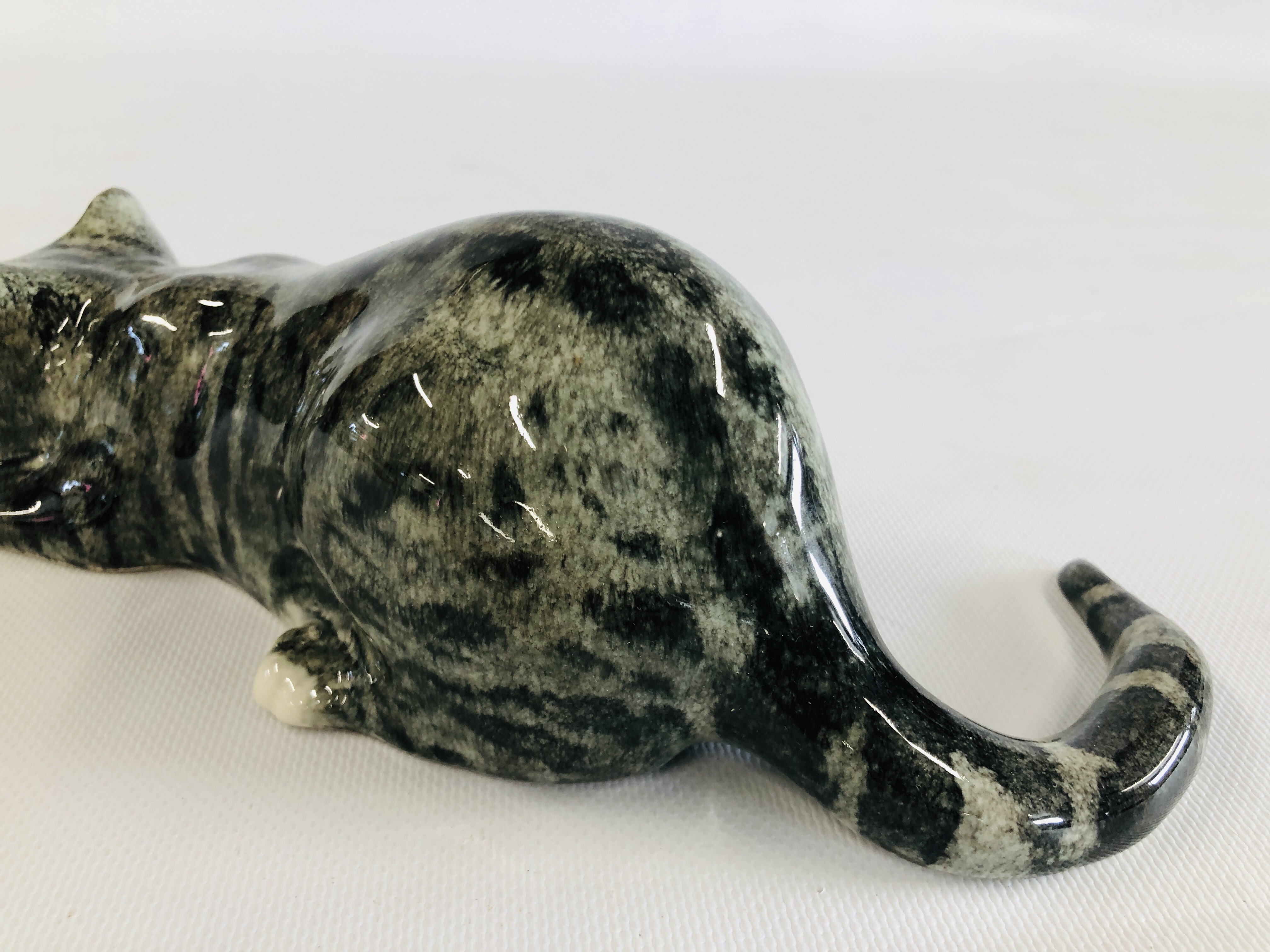 A POTTERY EXAMPLE OF A GREY CAT "READY TO PLAY" SIGNED TO THE BASE MIKE HINTON, H 8CM X L 26CM. - Image 4 of 7