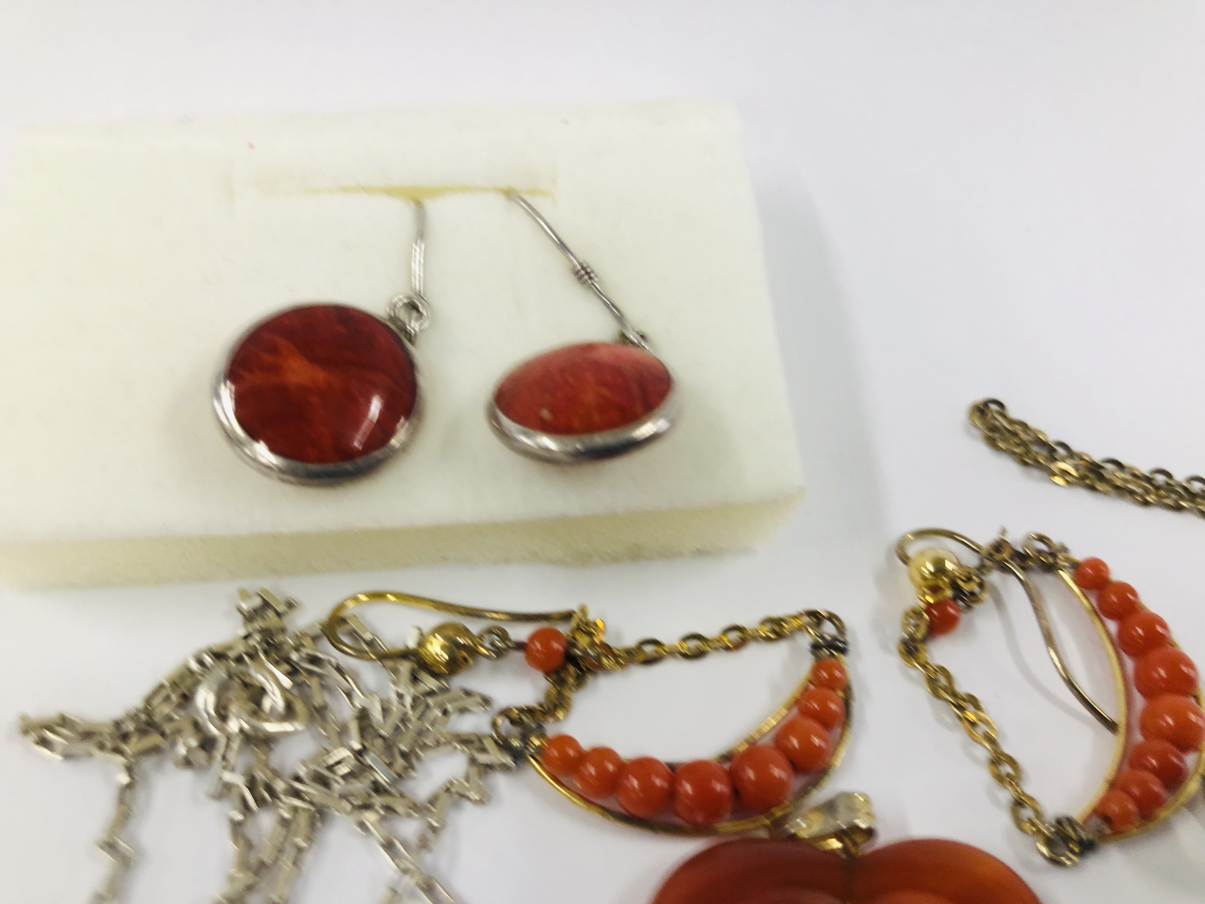 A COLLECTION OF ASSORTED MODERN AND VINTAGE SILVER STONE SET JEWELLERY TO INCLUDE A SILVER CORAL - Image 6 of 8