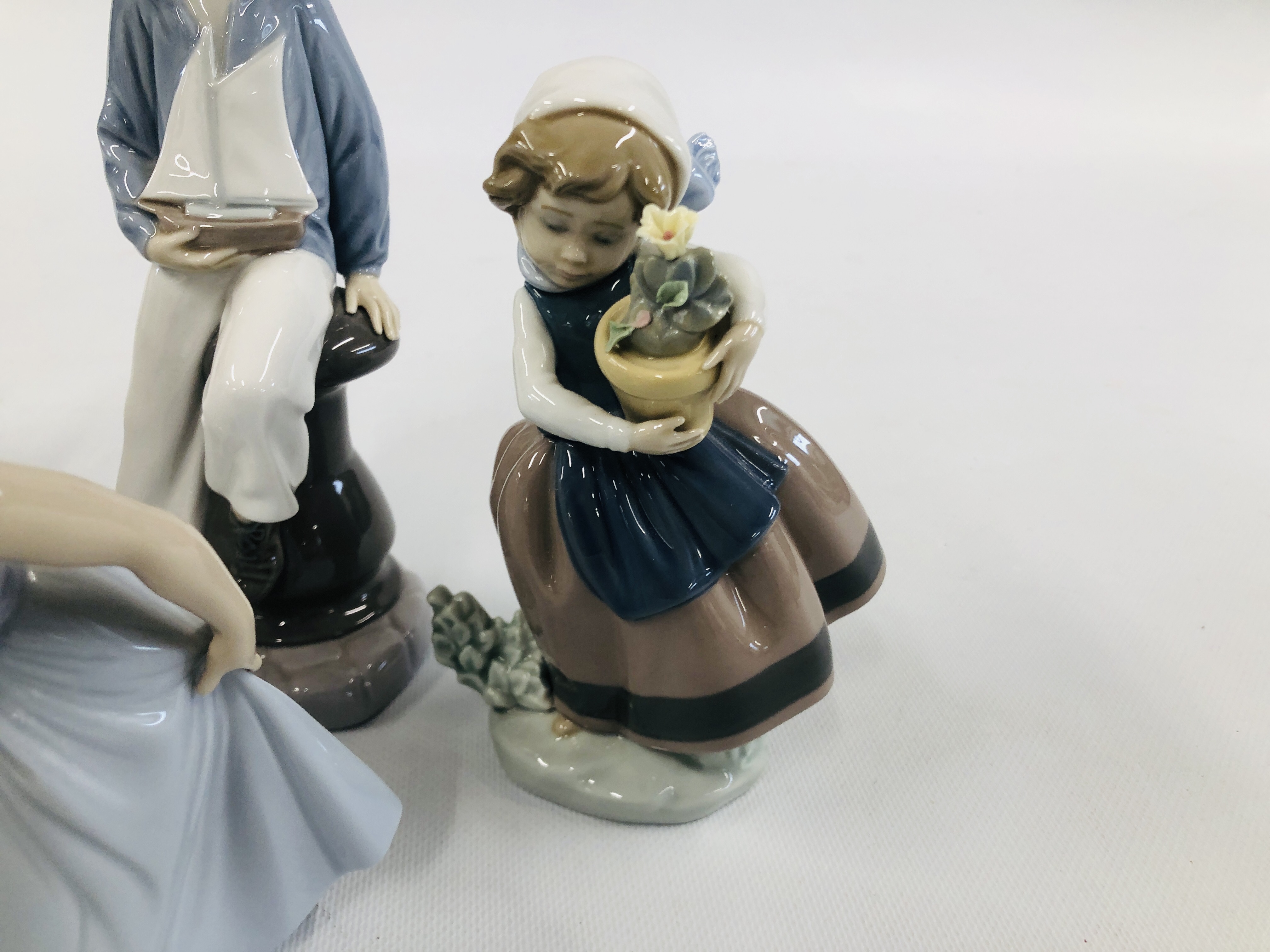 A COLLECTION OF 6 LLADRO CABINET ORNAMENTS TO INCLUDE SWAN, SAILOR ETC. - Image 7 of 9