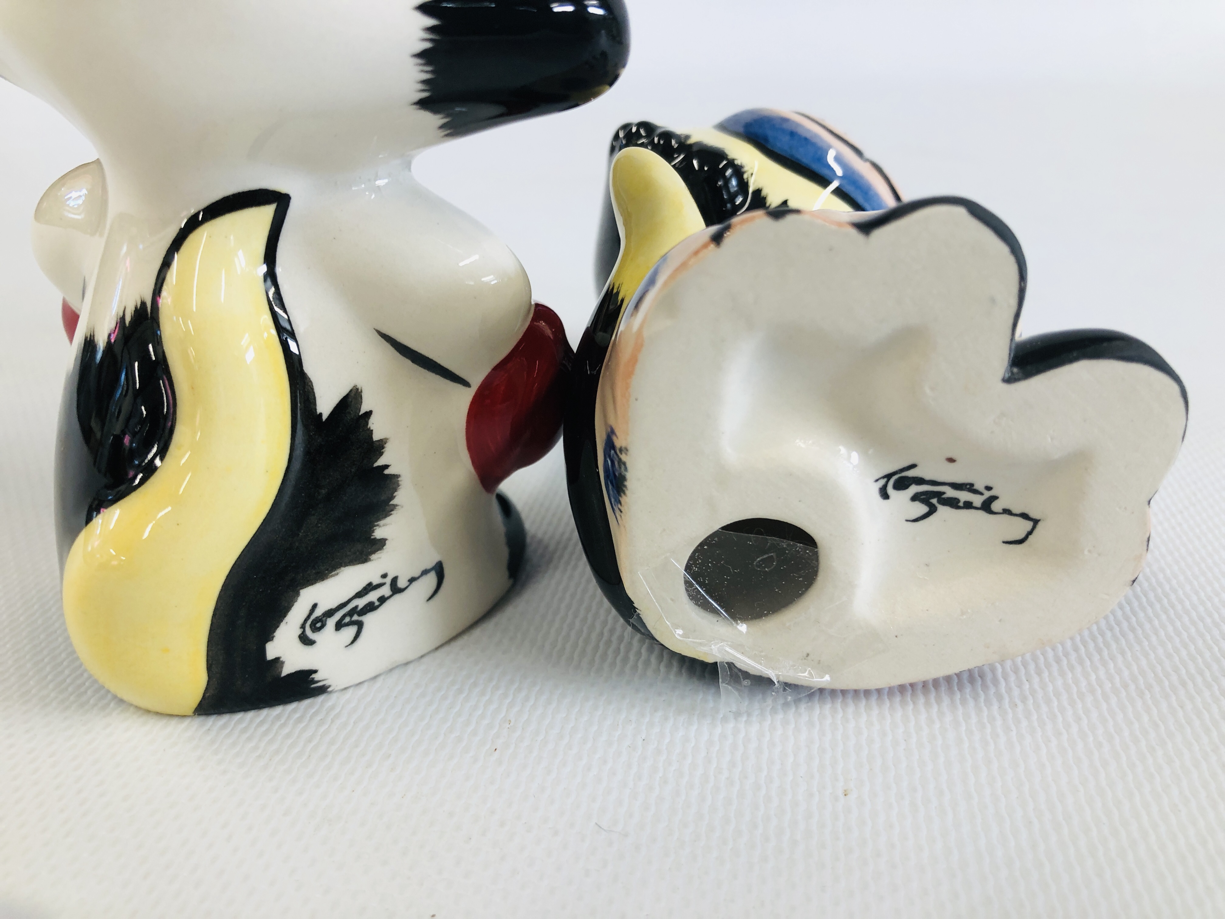 TWO "LORNA BAILEY" COLLECTORS CATS TO INCLUDE DIZZY H 13CM & BRUISER H12CM BEARING SIGNATURES. - Image 7 of 7