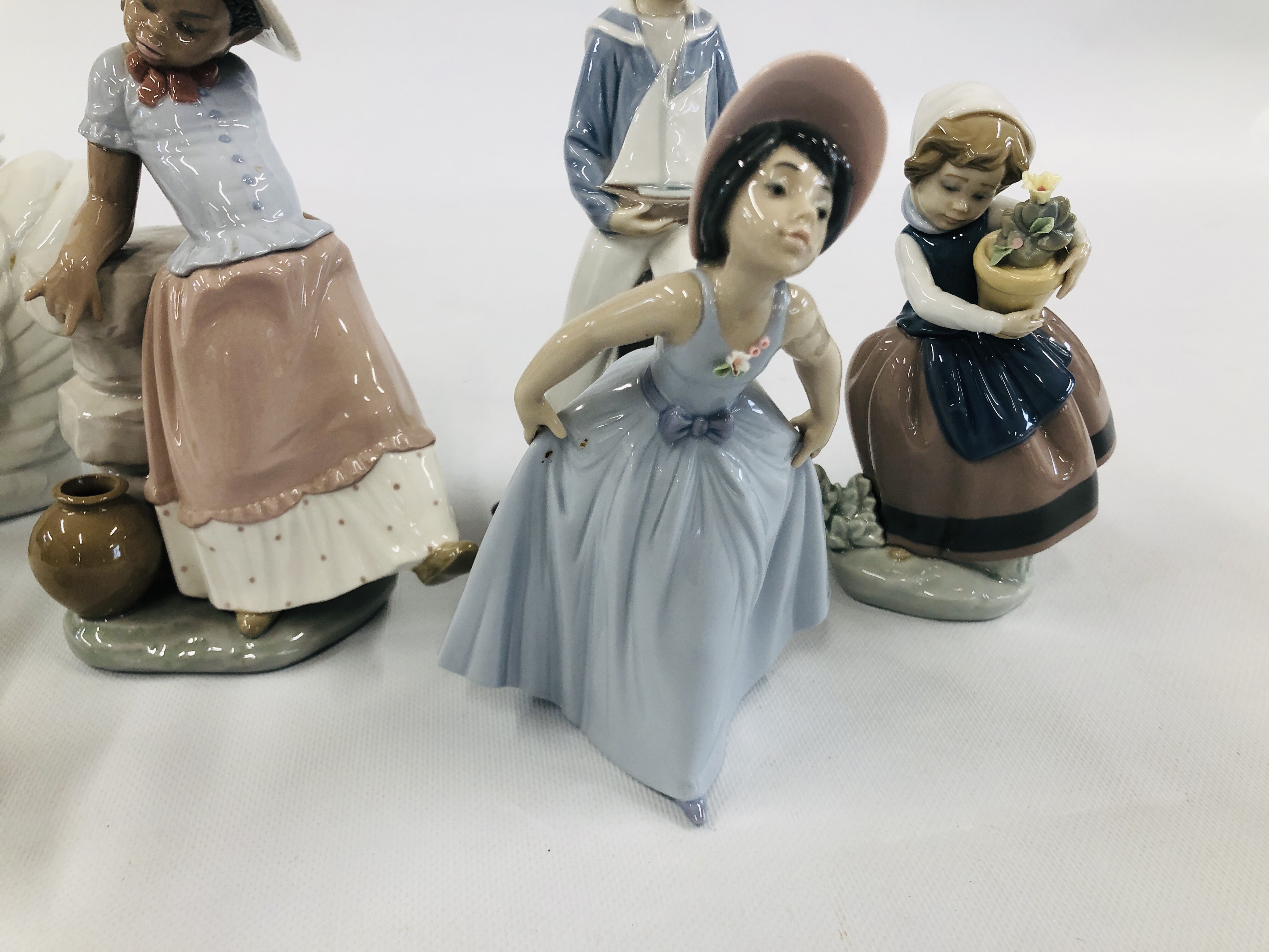 A COLLECTION OF 6 LLADRO CABINET ORNAMENTS TO INCLUDE SWAN, SAILOR ETC. - Image 6 of 9