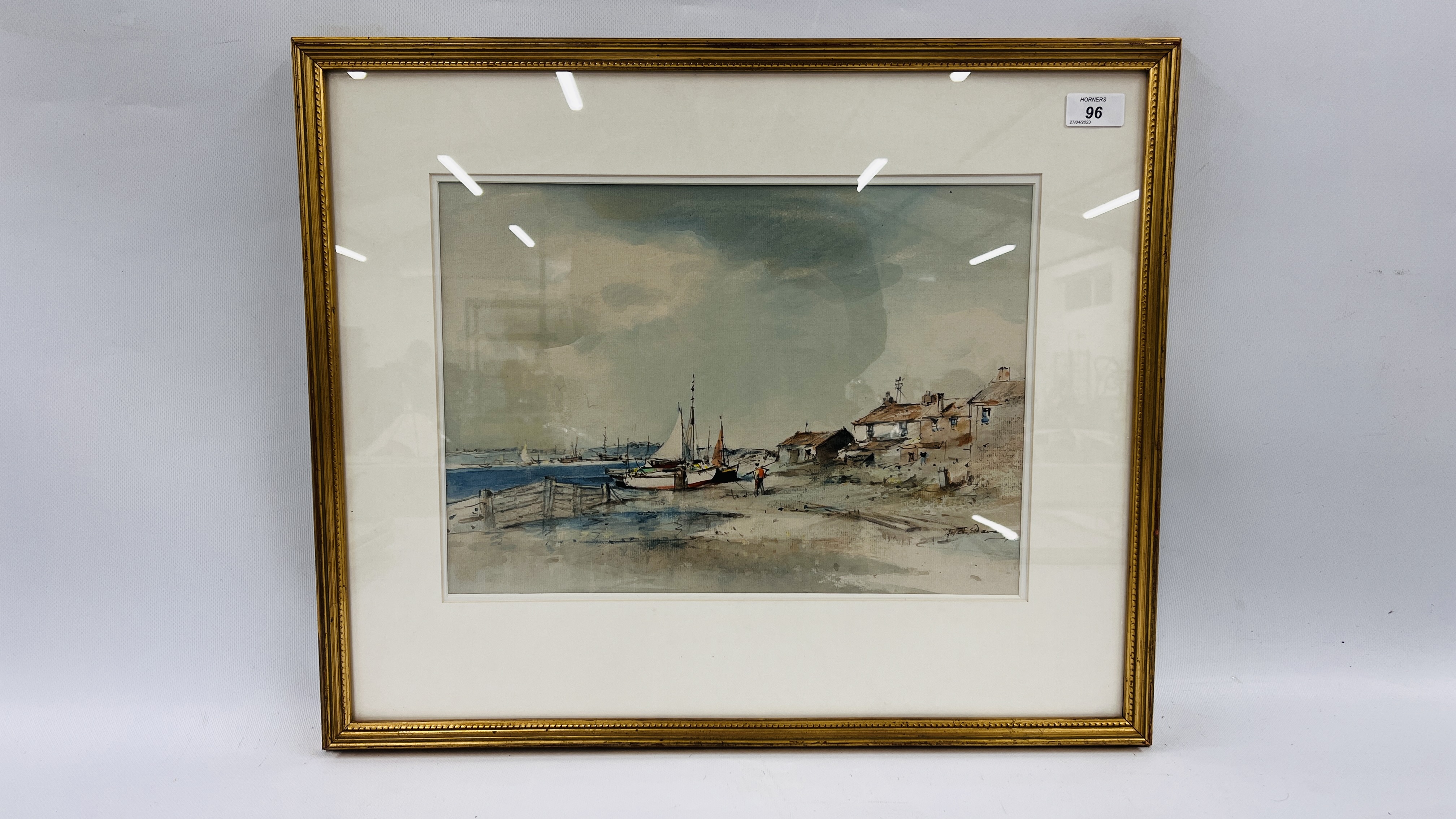 WATERCOLOUR "BLACK SHORE SOUTHWOLD" SUFFOLK BEARING SIGNATURE ARTHUR EDWARD DAVIS 1982 28 X 39.5CM.