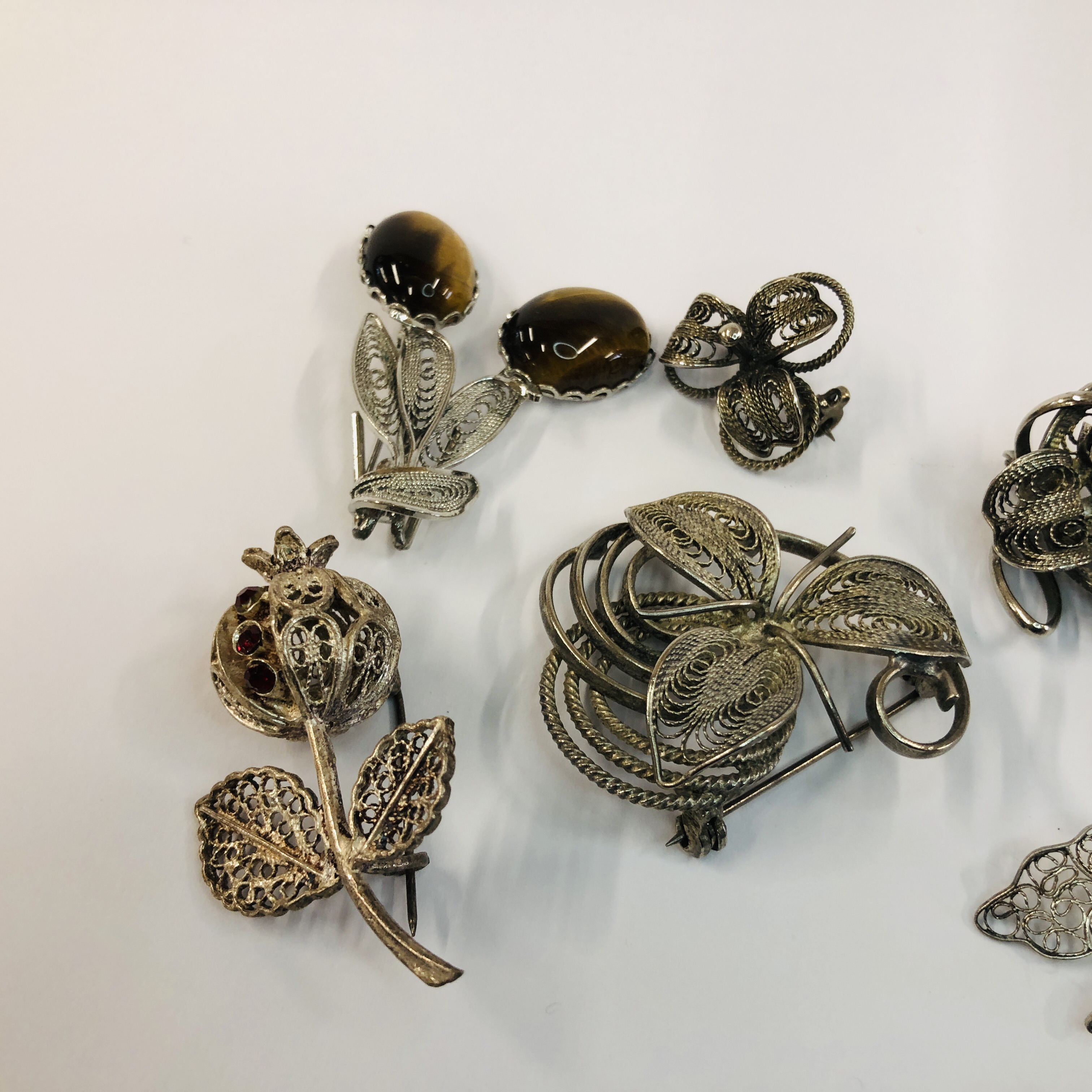 SELECTION OF 8 MIXED GRADE SILVER VINTAGE BROOCHES. - Image 6 of 6