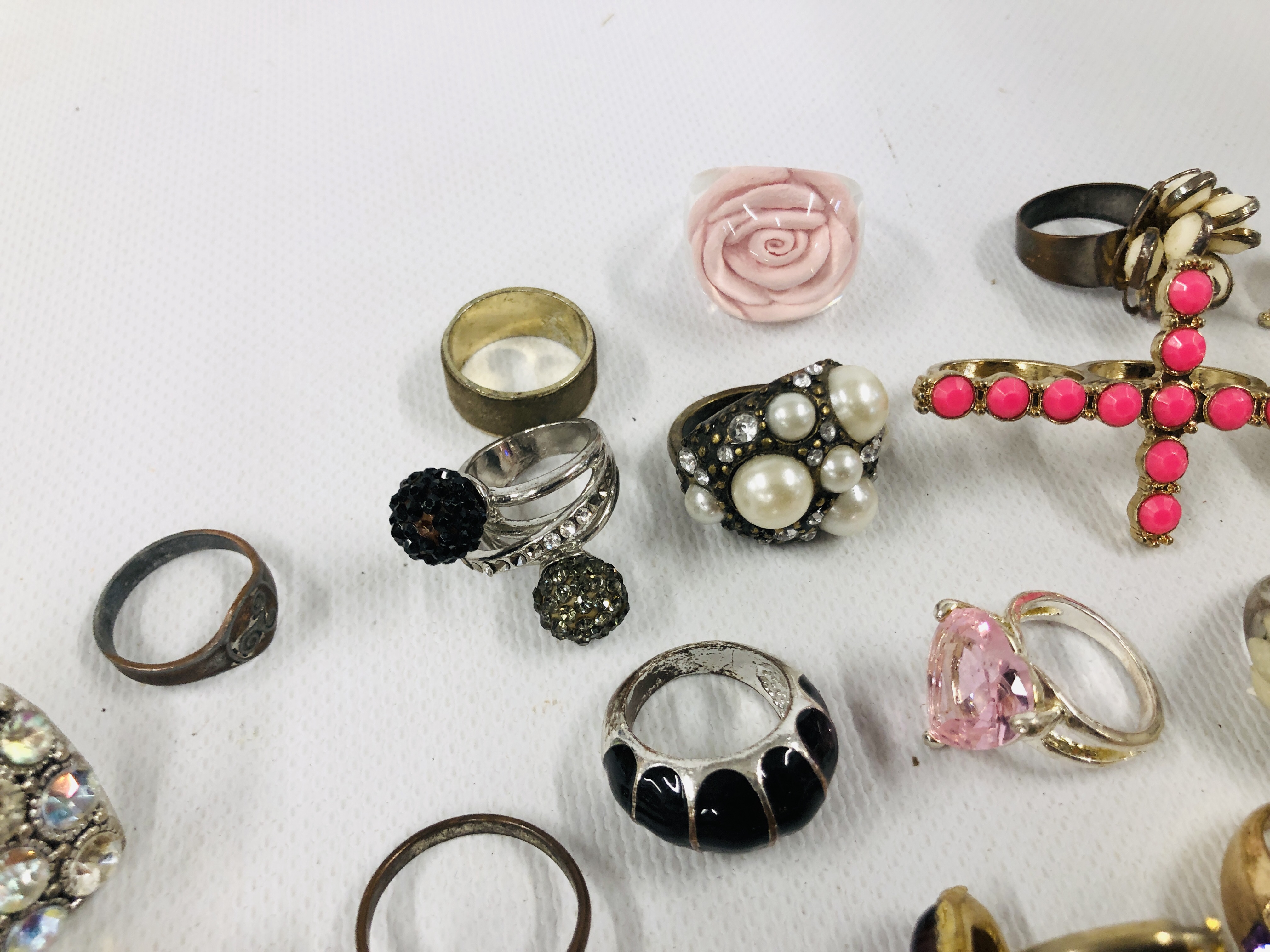 APPROXIMATELY 28 COSTUME RINGS TO INCLUDE SILVER EXAMPLES. - Image 4 of 6