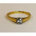 AN 18CT GOLD DIAMOND SOLITAIRE.