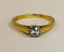 AN 18CT GOLD DIAMOND SOLITAIRE.