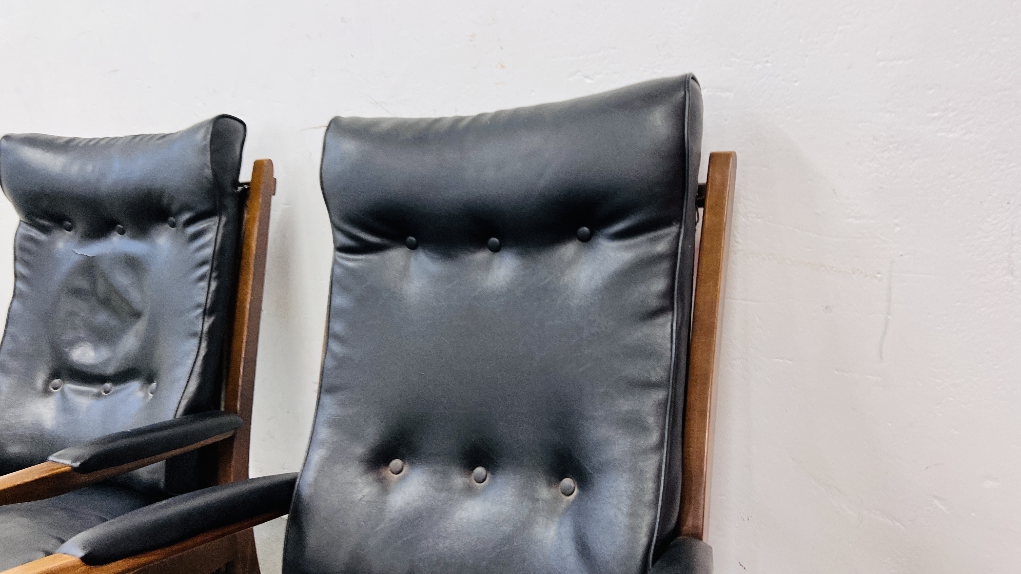 A PAIR OF RETRO CONTEMPORARY BLACK FAUX LEATHER EASY STYLE CHAIR BEARING ORIGINAL MAKERS LABEL - Image 3 of 19