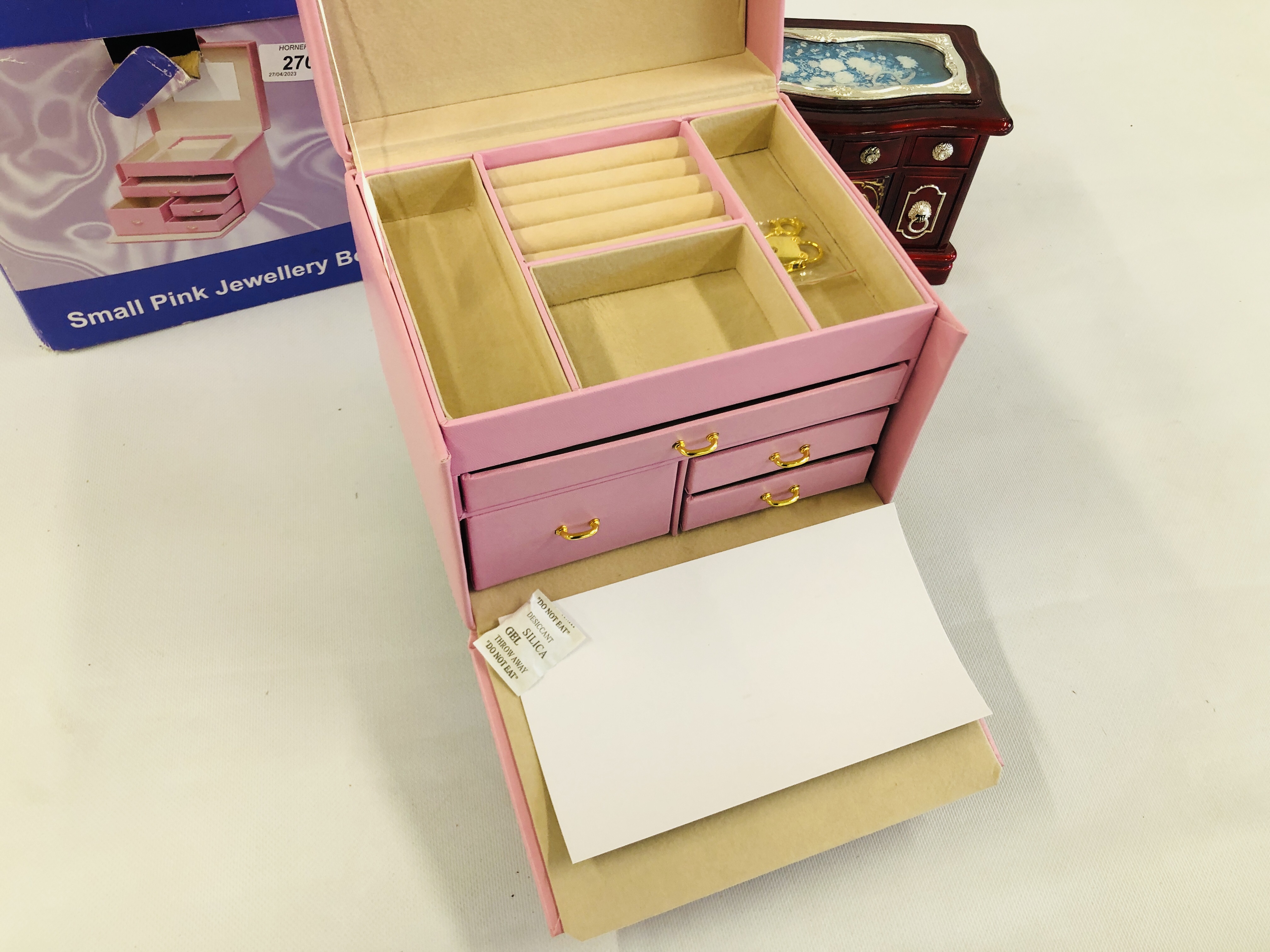 A BOXED SMALL PINK FAUX LEATHER JEWELLERY BOX ALONG WITH REPRODUCTION MUSICAL JEWELLERY BOX INSET - Image 8 of 8