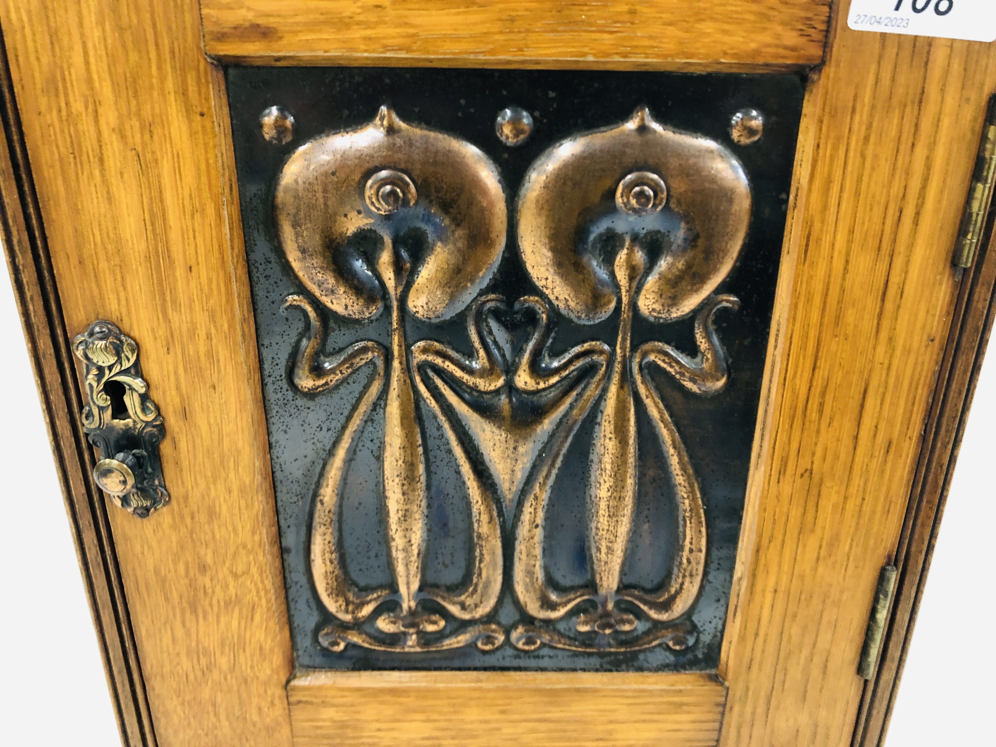 AN ART NOUVEAU OAK SMOKERS' CABINET W 32CM X D 19.5CM X H 40CM. - Image 3 of 9