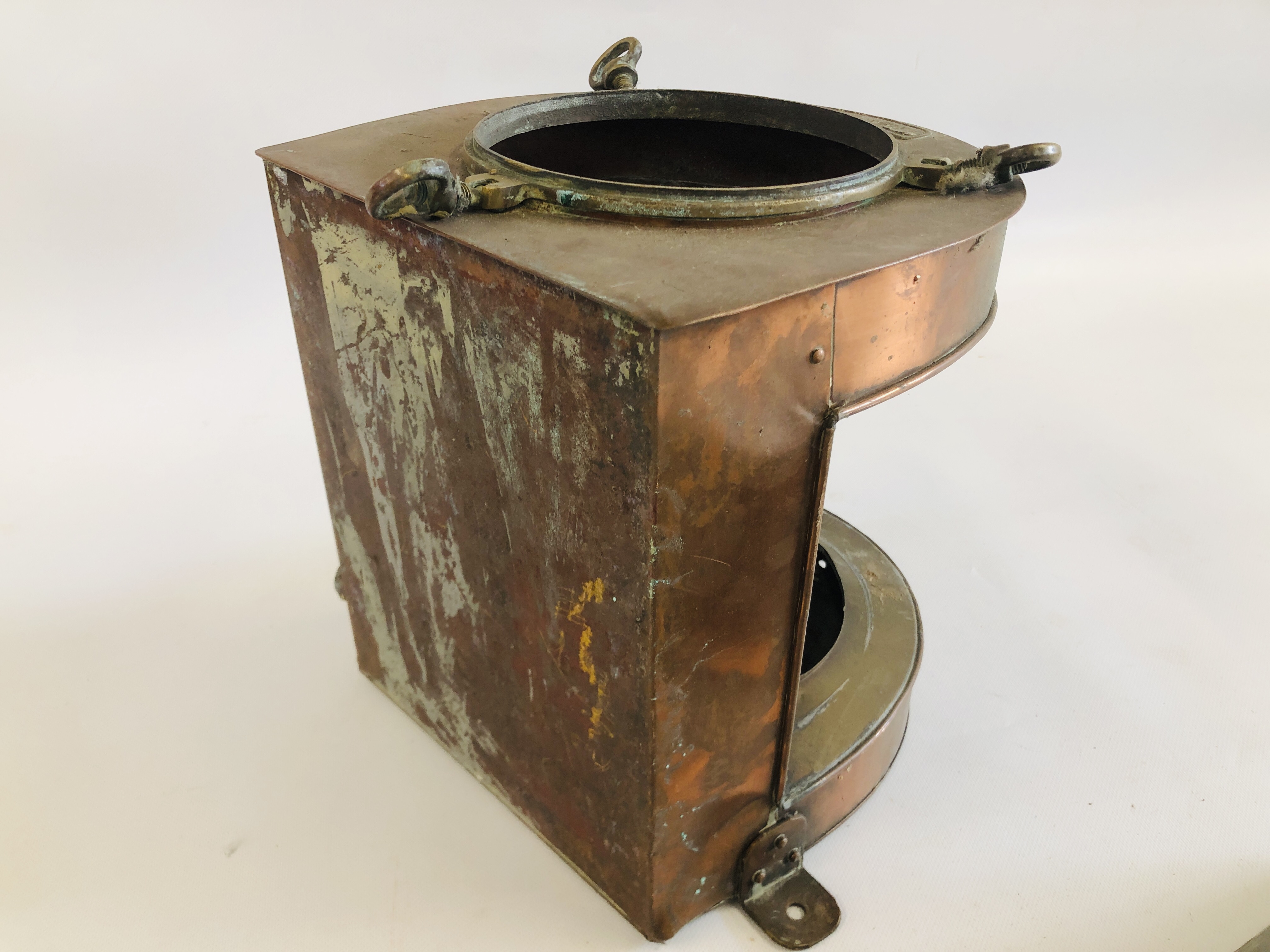 A COPPER TRAWLING LAMP LABELLED "SEAHORSE GB 48571" A/F ALONG WITH A VINTAGE COPPER WARMER. - Image 6 of 6