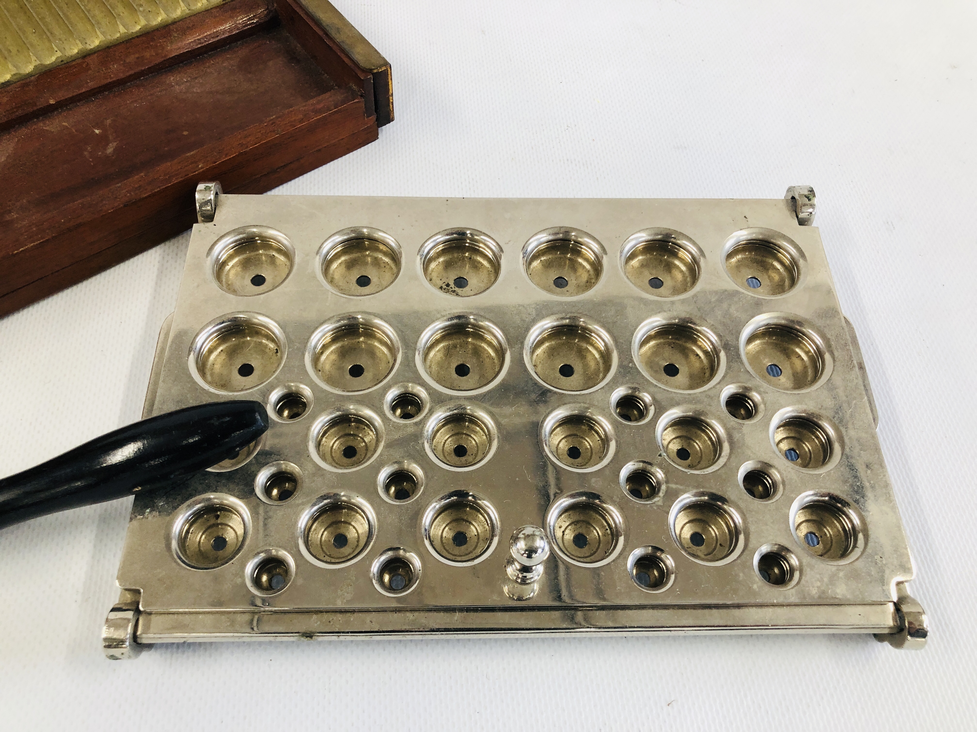 A VINTAGE WOODEN AND BRASS PILL PRESS ALONG WITH A FURTHER STAINLESS STEEL EXAMPLE AND A SMALL - Image 2 of 6