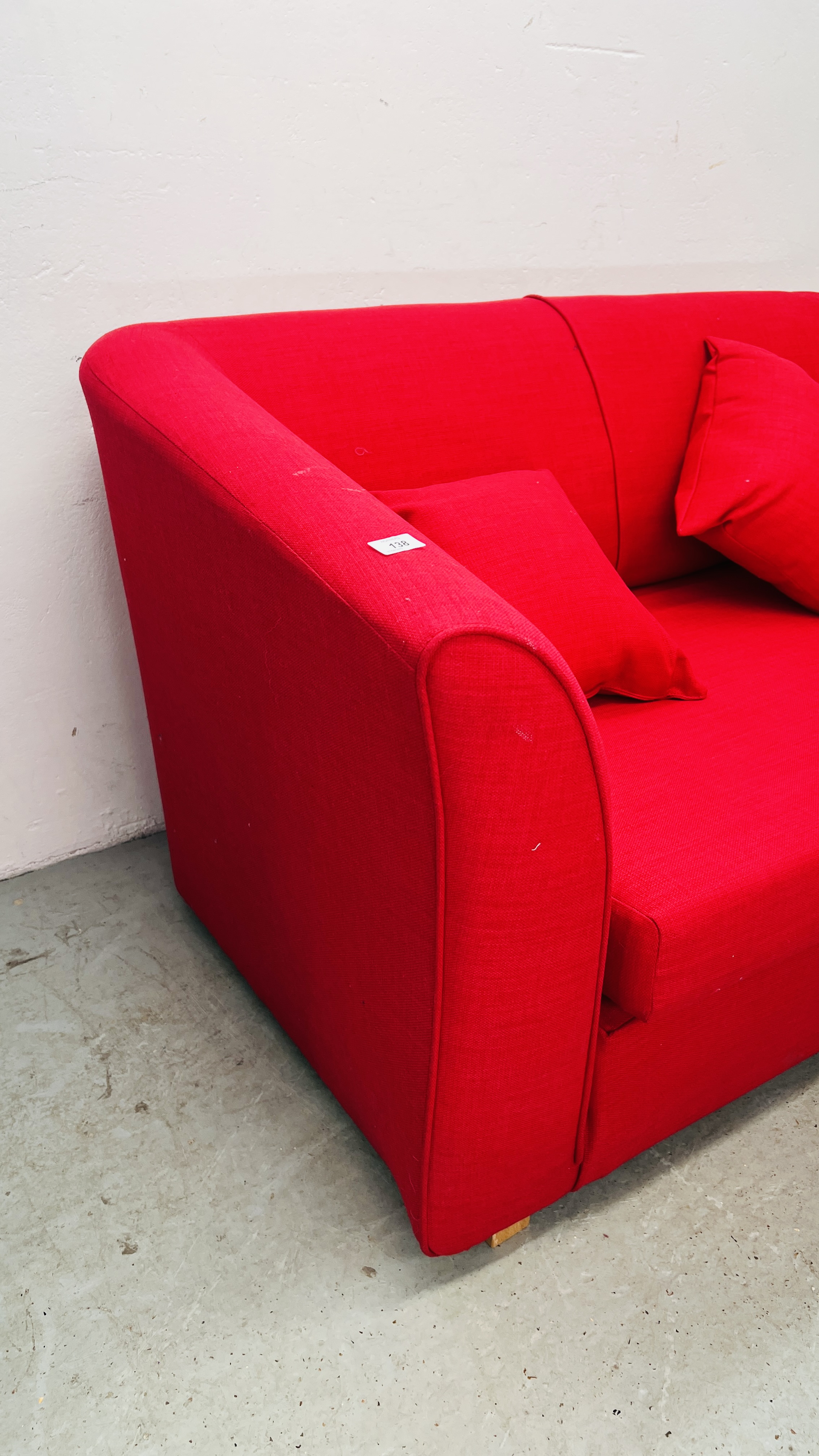 A MODERN RED FABRIC UPHOLSTERED TWO SEATER SOFA WITH MATCHING CUSHIONS. - Image 3 of 6