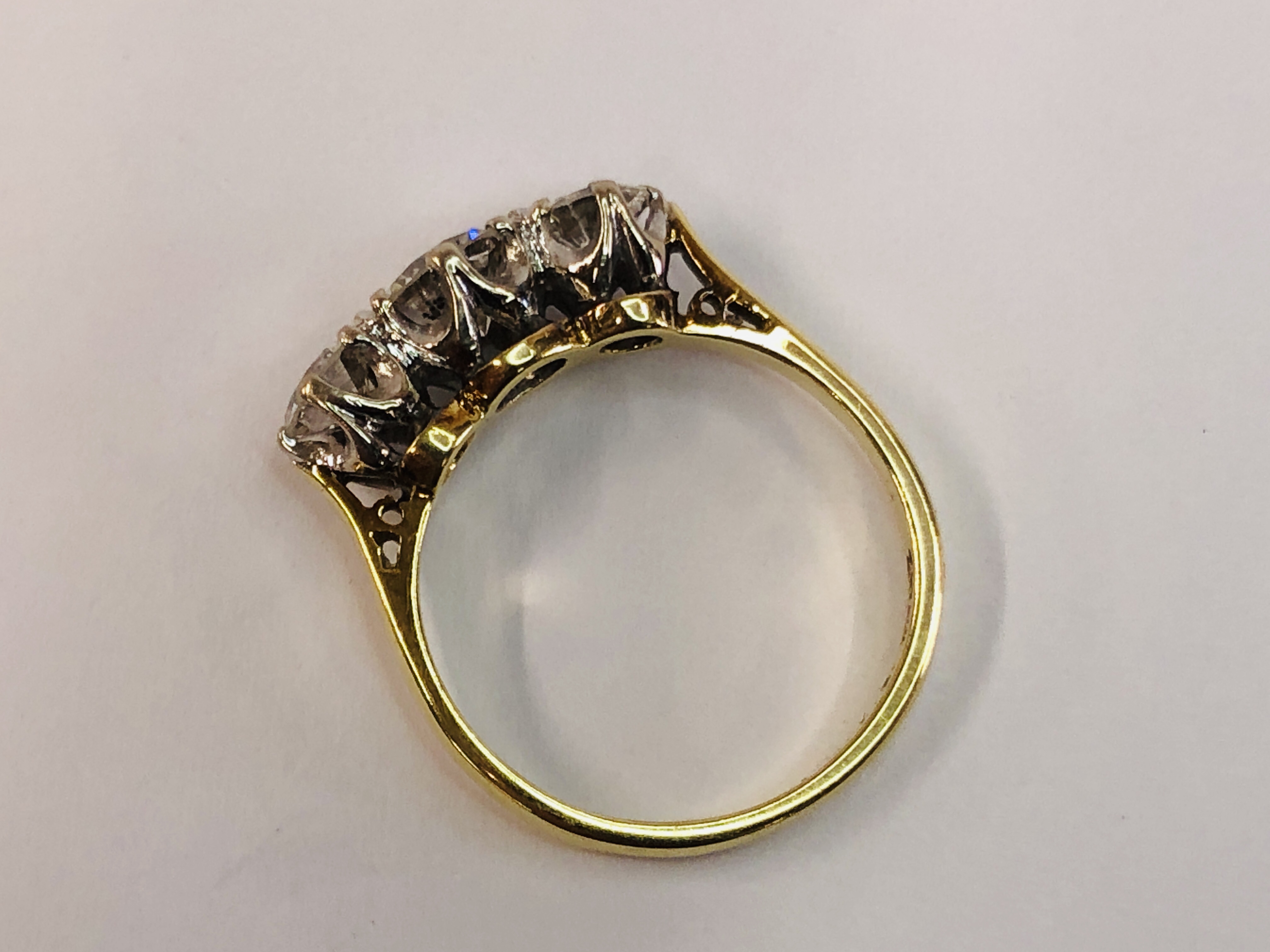 AN 18CT STUNNING 3 STONE DIAMOND RING. - Image 6 of 9