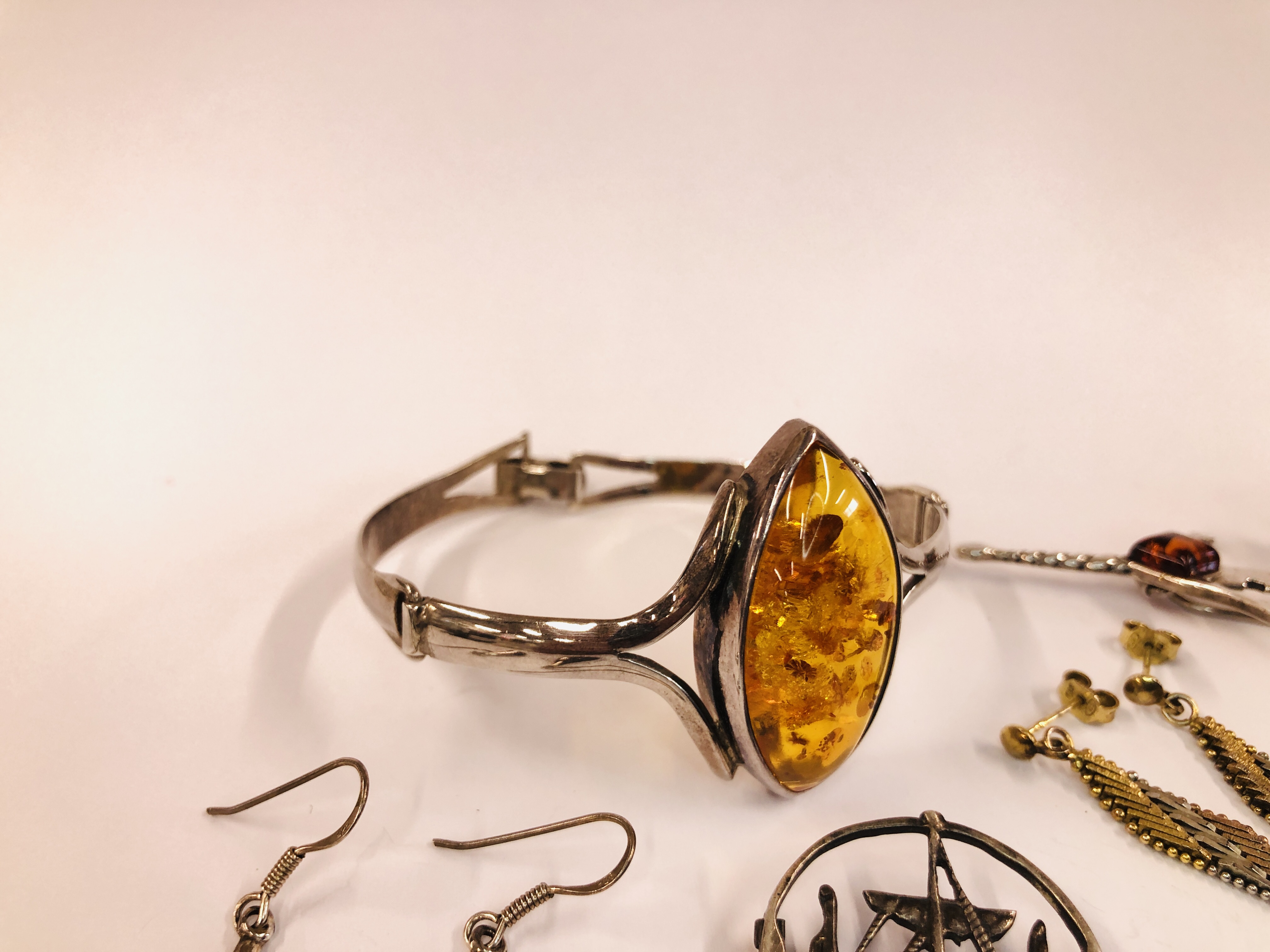 A COLLECTION OF SILVER JEWELLERY TO INCLUDE AN AMBER BRACELET AND BROOCH, - Image 2 of 5