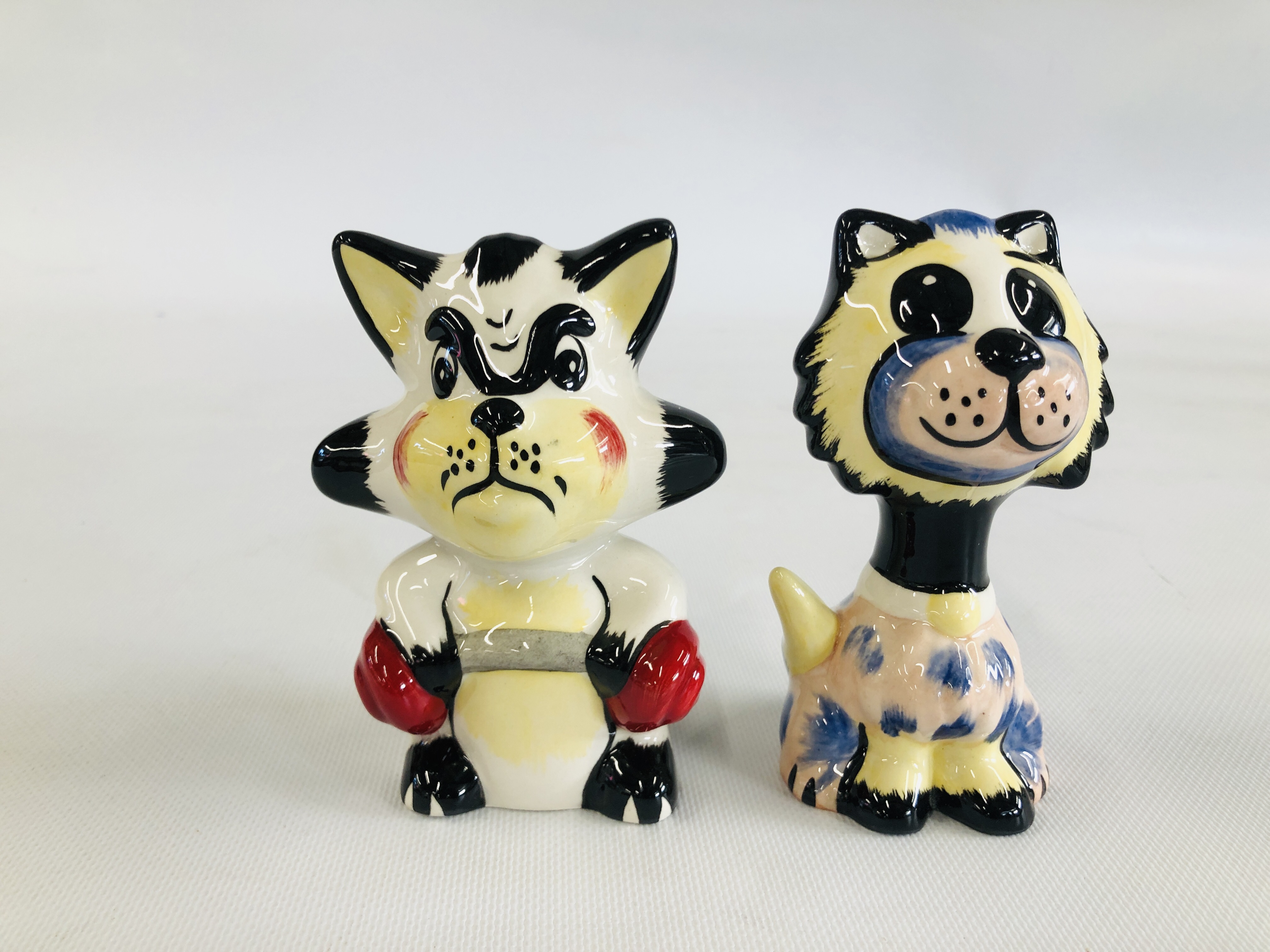 TWO "LORNA BAILEY" COLLECTORS CATS TO INCLUDE DIZZY H 13CM & BRUISER H12CM BEARING SIGNATURES.