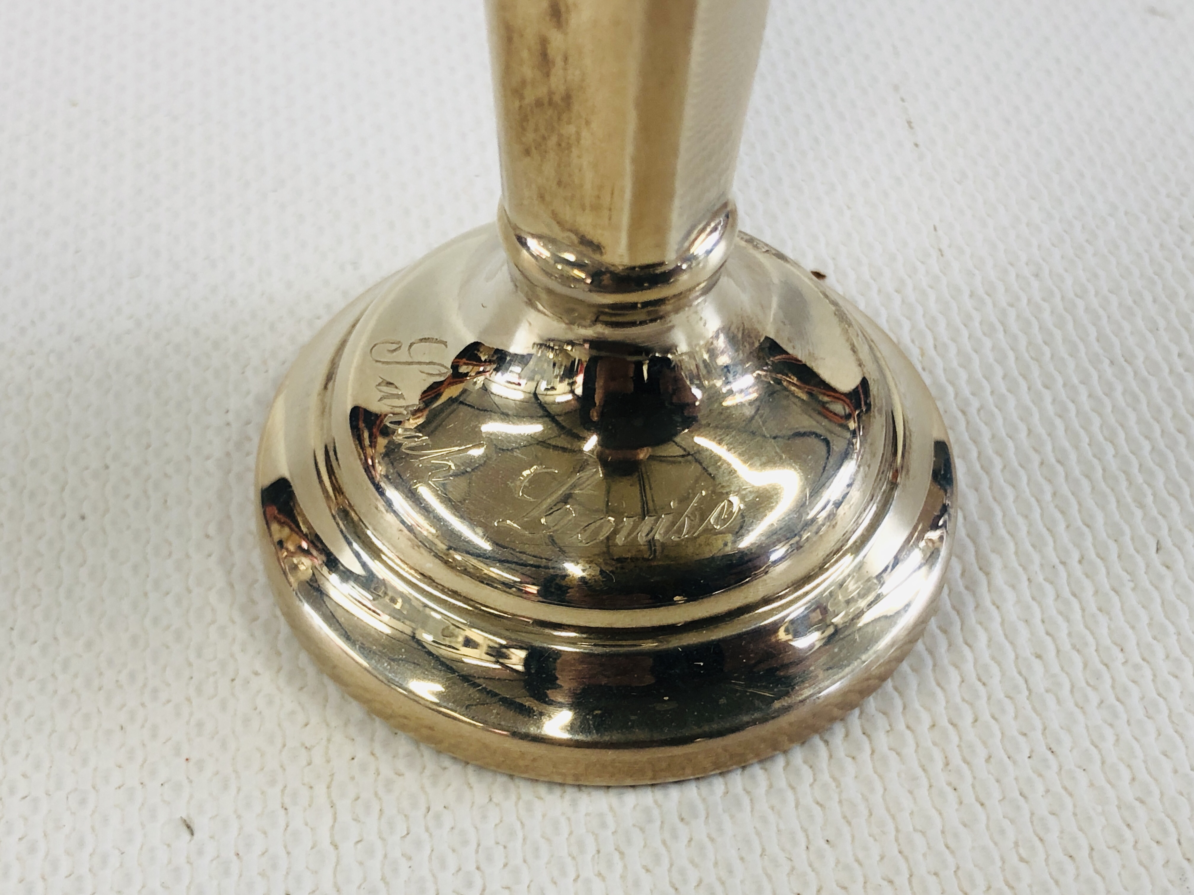 A COLLECTION OF WHITE METAL AND SILVER TO INCLUDE BUD VASE, BRUSH CAKE SLICE ETC. - Image 9 of 20