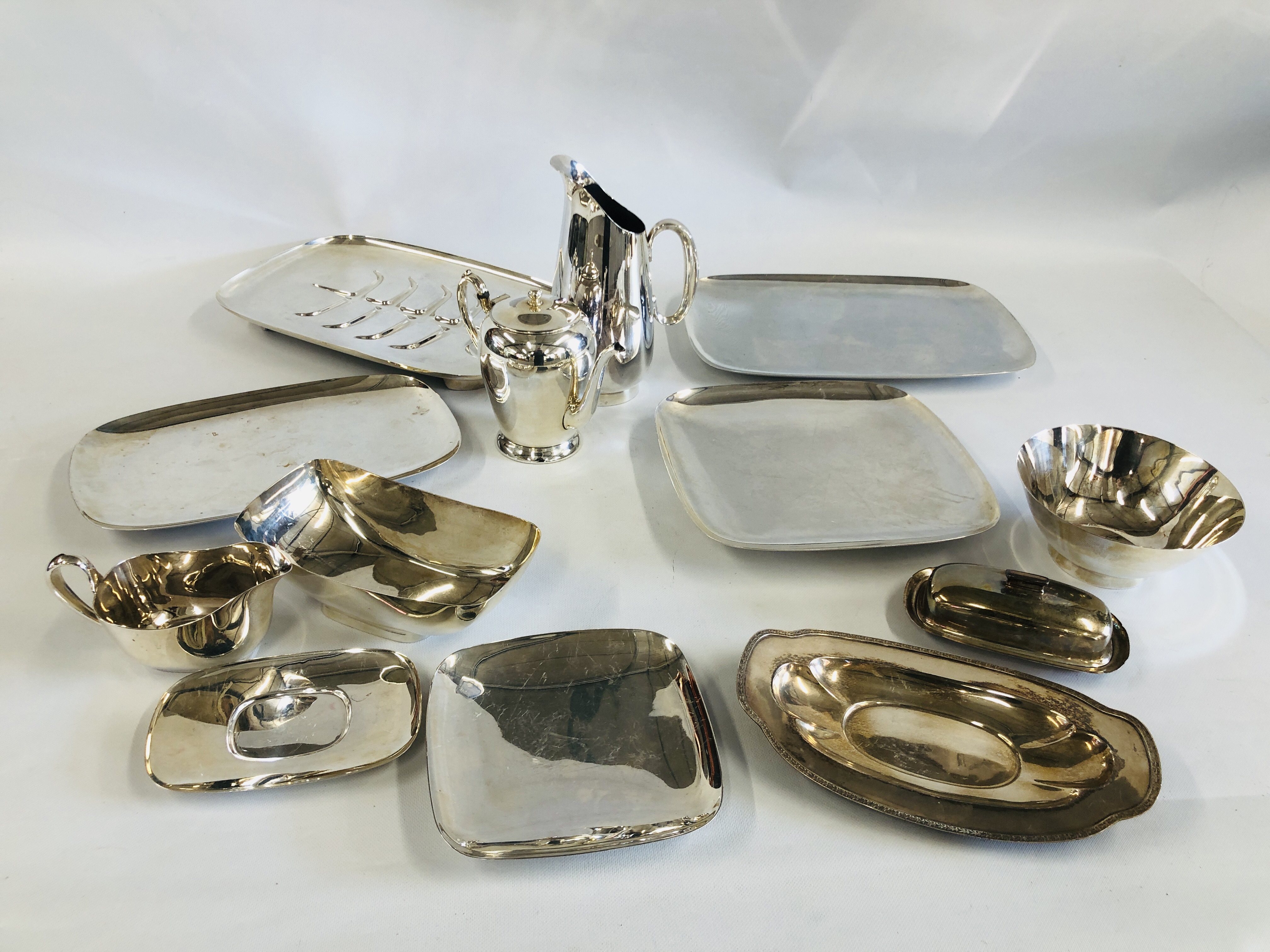 A COLLECTION OF APPROX 11 PIECES OF GOOD QUALITY PLATED WARE MARKED "REED & BARTON" ALONG WITH AN