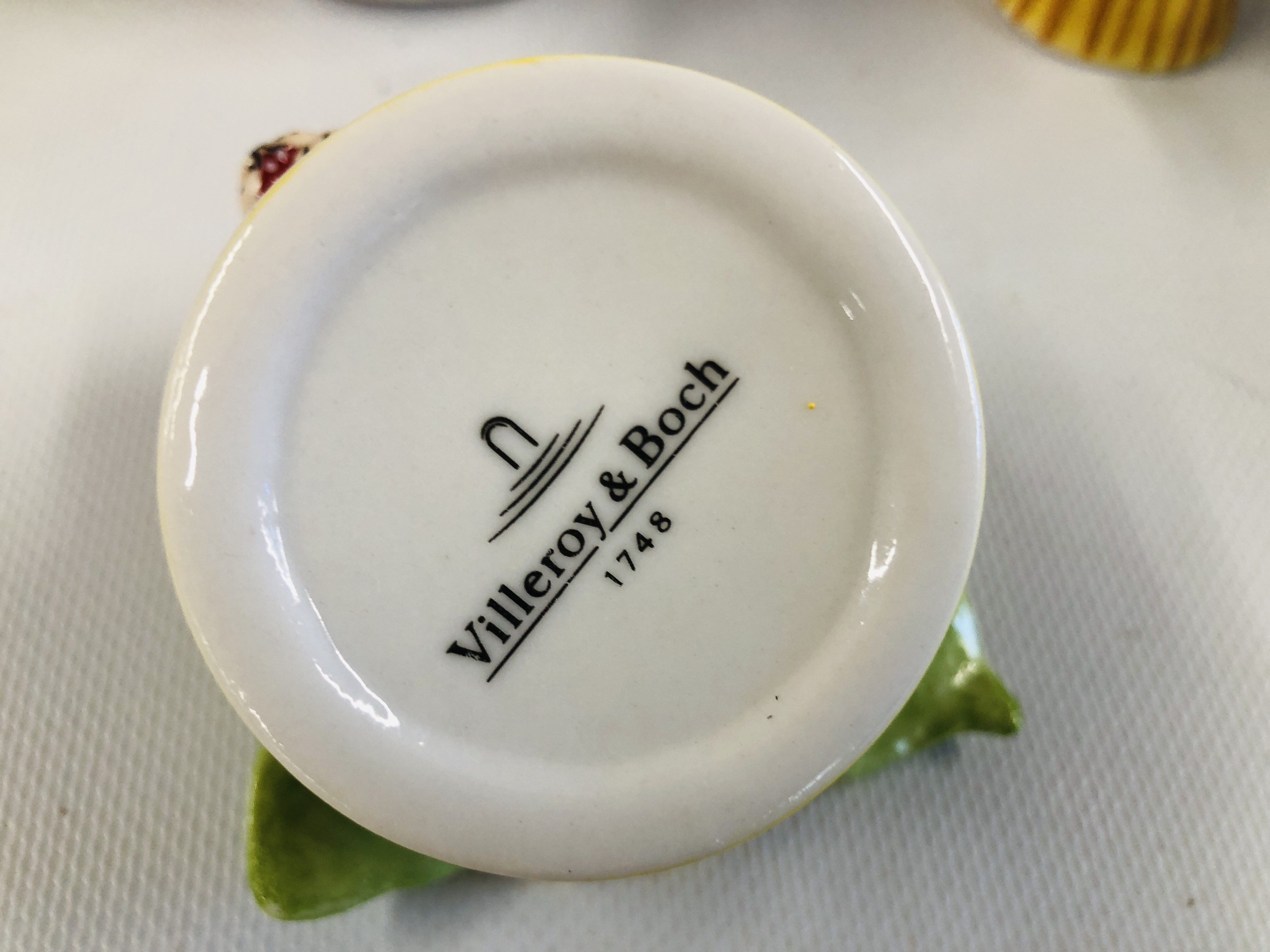 A COLLECTION OF 8 PAIRS OF VILLEROY & BOCH PERCELAIN FARM YARD CHARACTERS IN THE FORM OF COW CREAM - Image 9 of 9