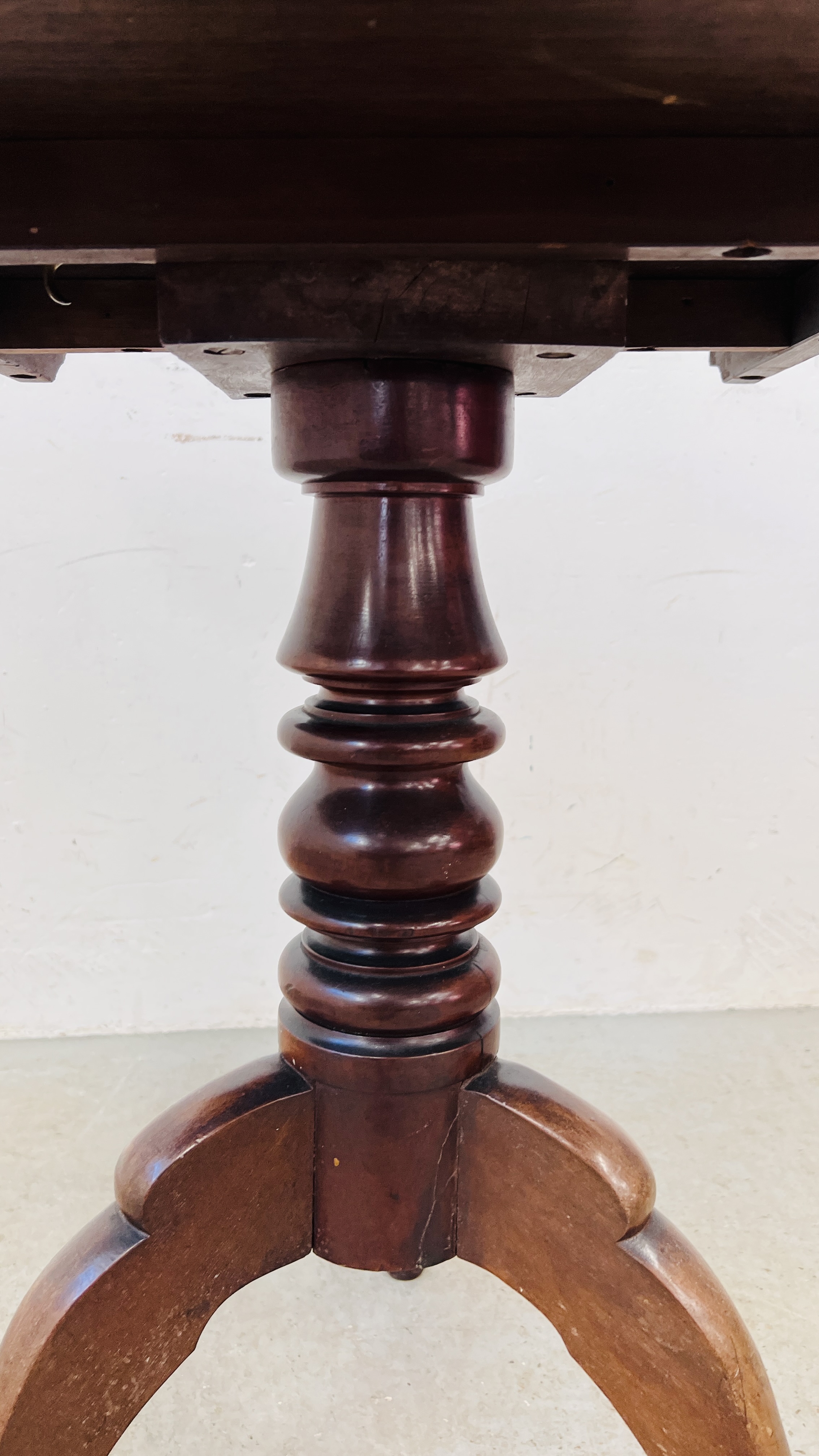 ANTIQUE MAHOGANY PEDESTAL OCCASIONAL TABLE WITH RECTANGULAR TILT TOP. - Image 4 of 8