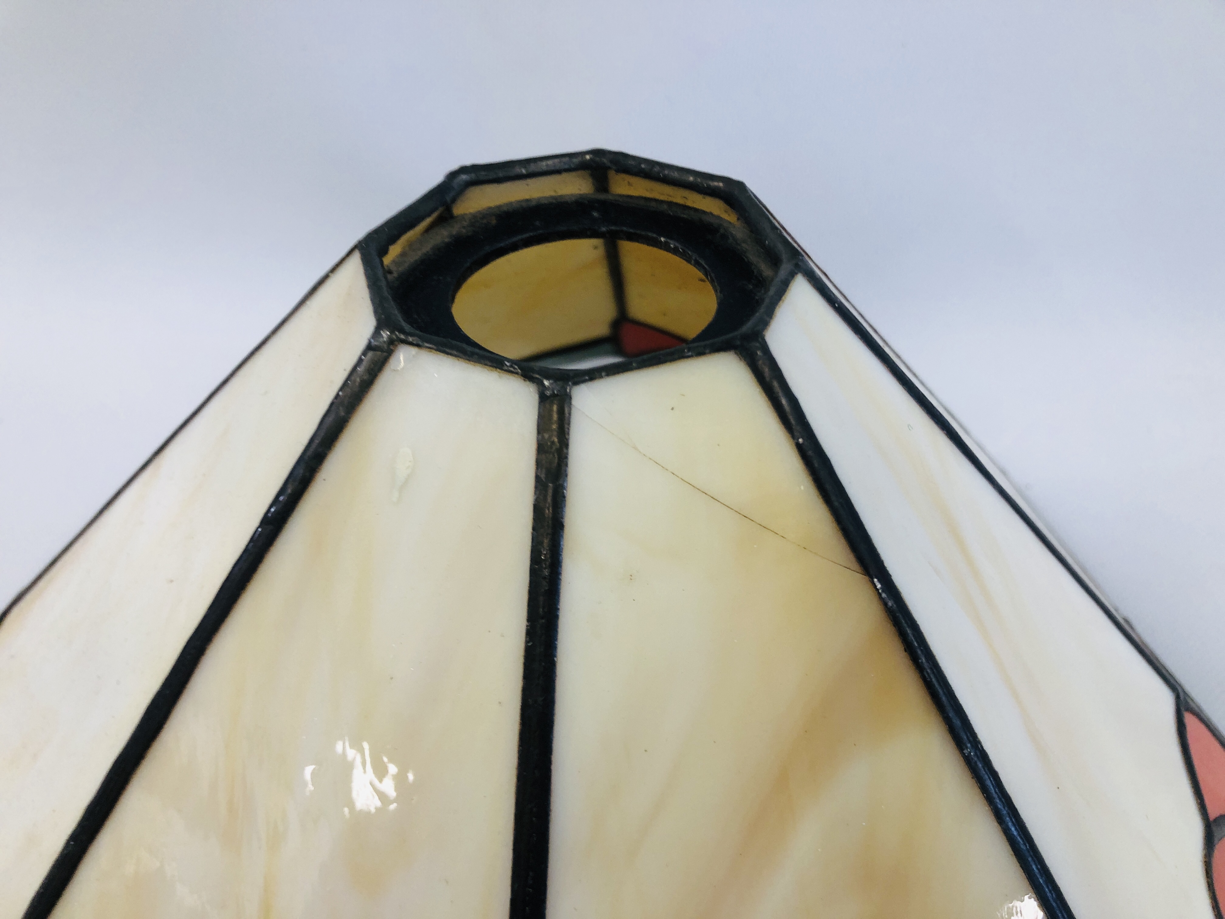 A TIFFANY STYLE STAINED GLASS PENDANT LAMP SHADE ALONG WITH TWO MATCHING WALL LIGHT SHADES, 1 A/F. - Image 4 of 7