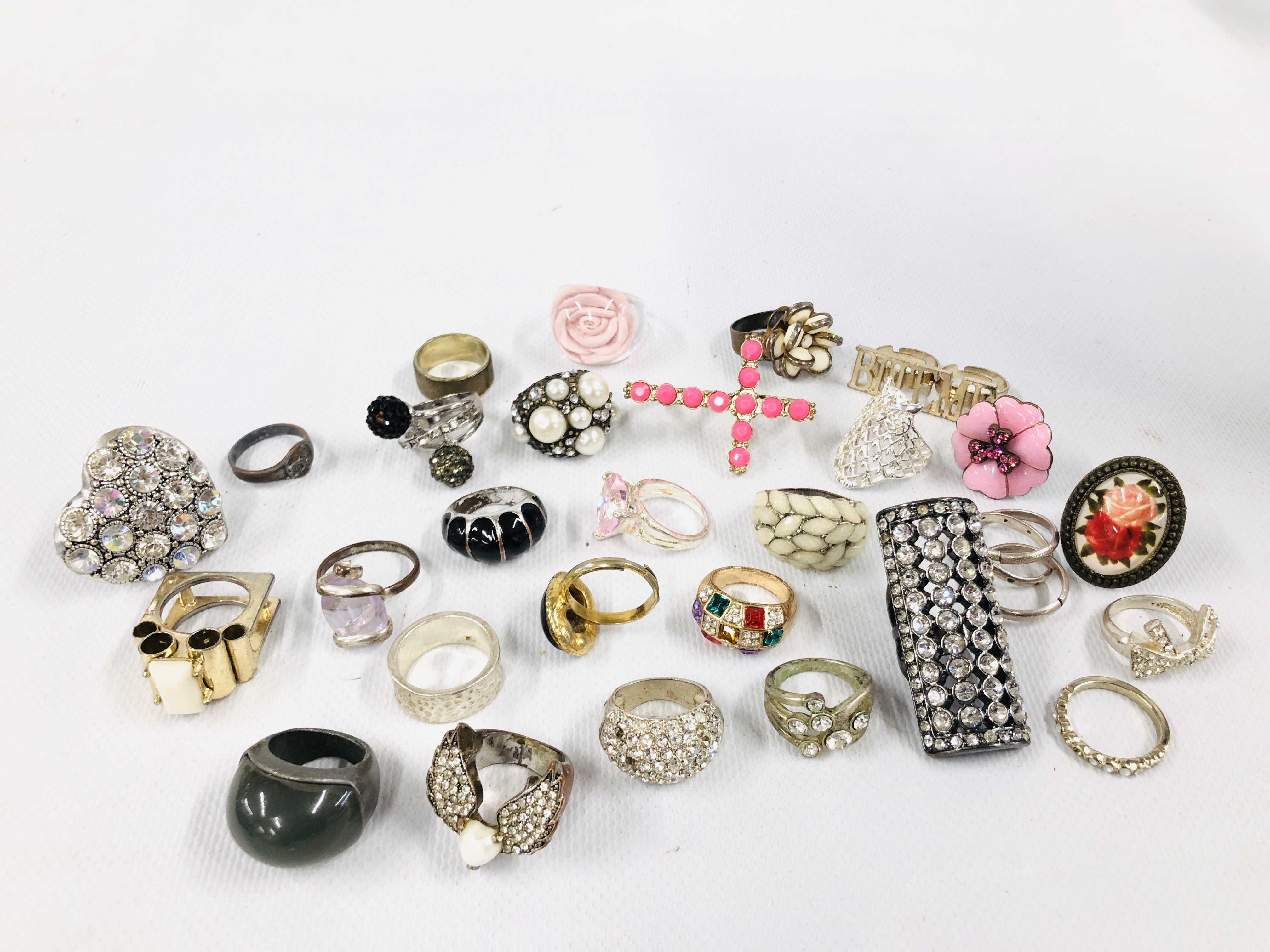 APPROXIMATELY 28 COSTUME RINGS TO INCLUDE SILVER EXAMPLES.