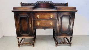 AN IMPRESSIVE OAK TWIN PEDESTAL SIDEBOARD WITH TWO CENTRAL DRAWERS W 153CM X D 60CM X H 122CM.
