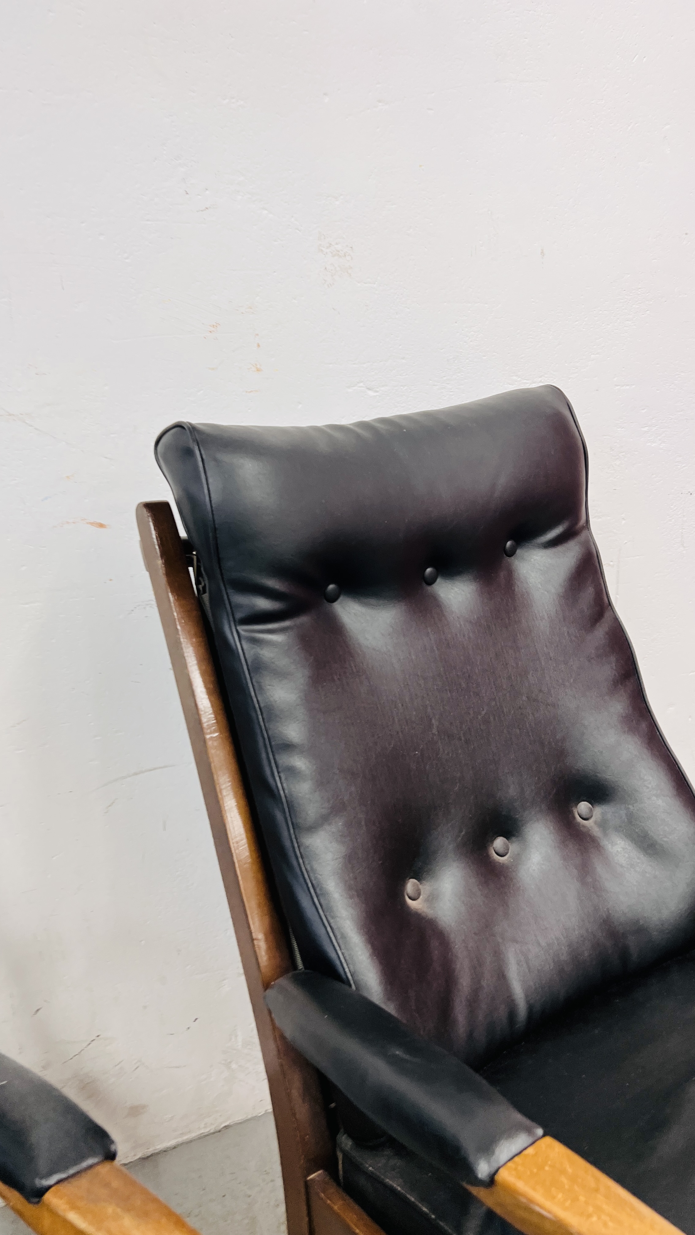 A PAIR OF RETRO CONTEMPORARY BLACK FAUX LEATHER EASY STYLE CHAIR BEARING ORIGINAL MAKERS LABEL - Image 10 of 19