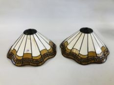 A PAIR OF TIFFANY STYLE DOWN LIGHT LIGHT SHADES, DIAMETER 40CM.