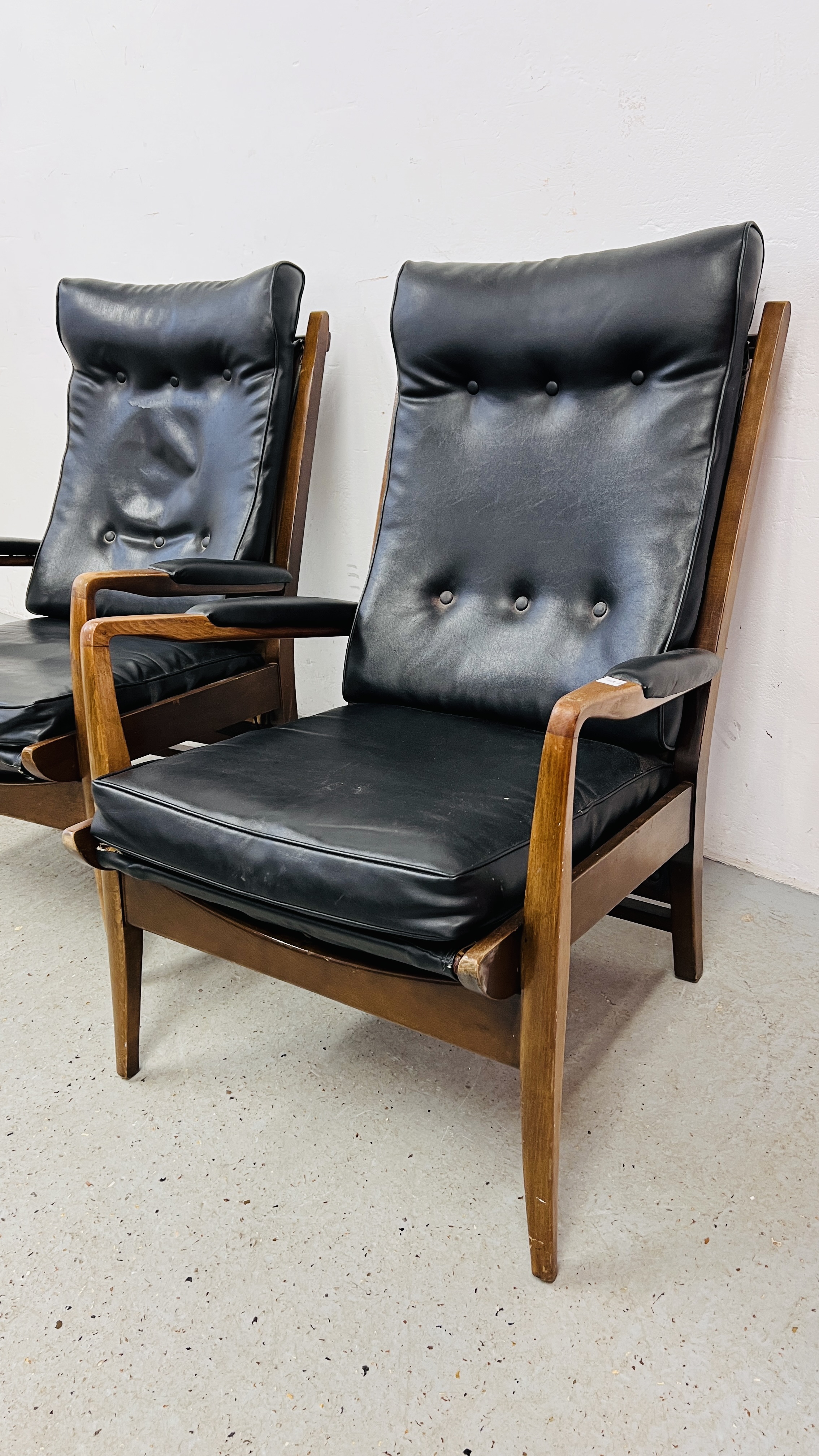 A PAIR OF RETRO CONTEMPORARY BLACK FAUX LEATHER EASY STYLE CHAIR BEARING ORIGINAL MAKERS LABEL - Image 2 of 19