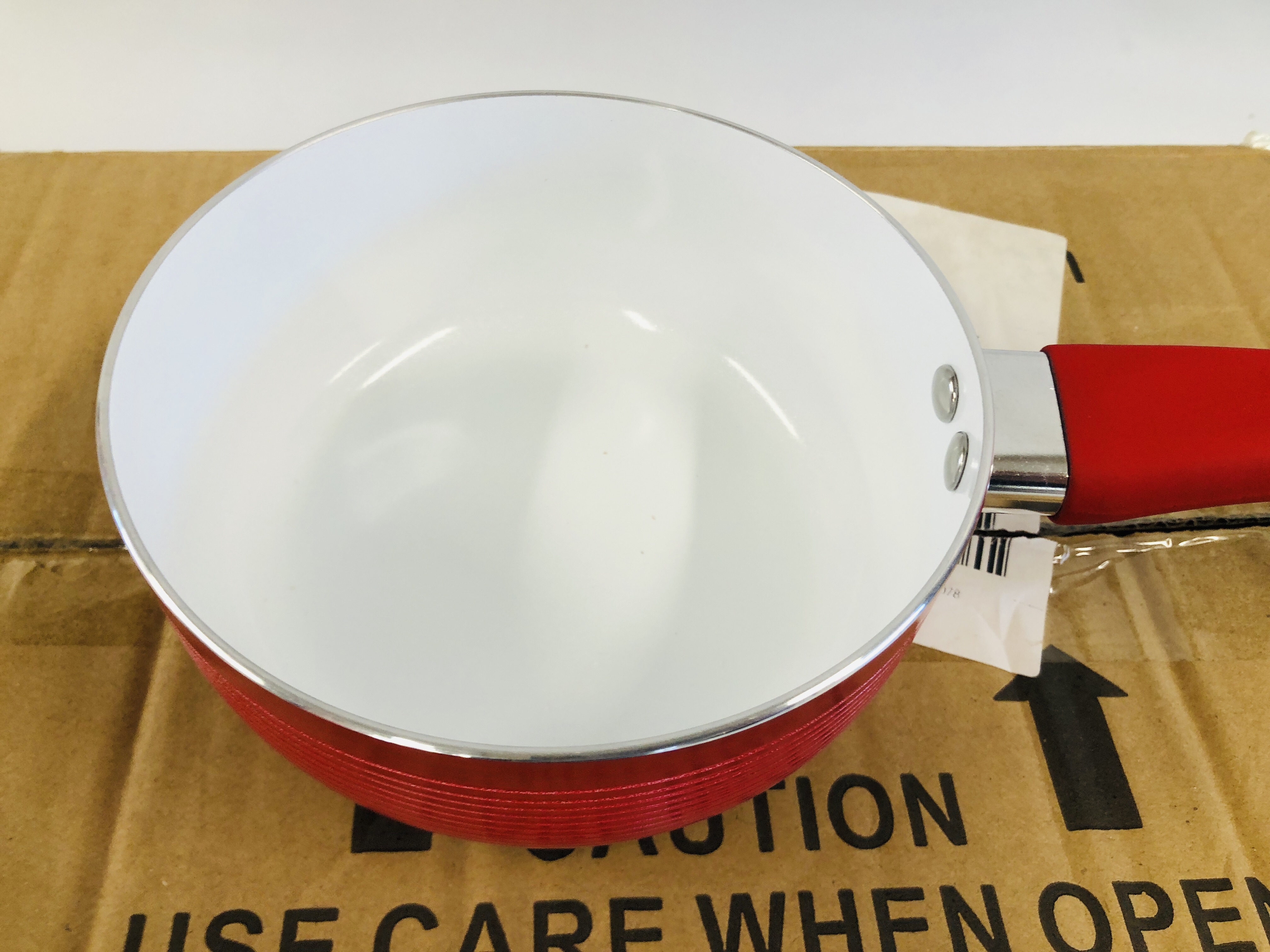 A BOXED AS NEW "STUDIO" 5 PIECE RIBBED CERAMIC NON STICK PAN SET, IN A RED FINISH. - Image 3 of 4