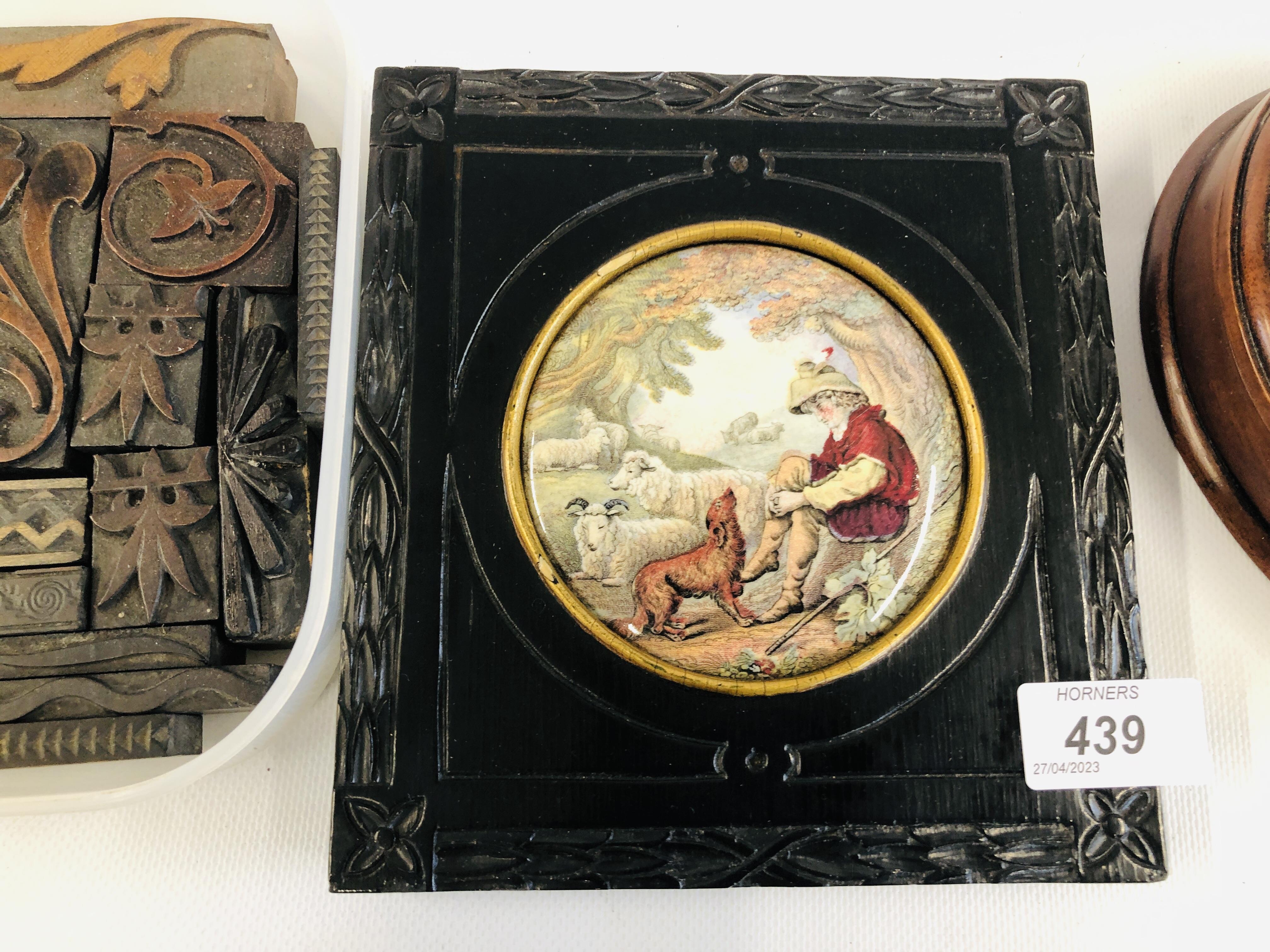 A VINTAGE FRAMED POT LID DEPICTING FARMING SCENE ALONG WITH A HORSESHOE CRIBBAGE BOX AND CONTENTS - Image 2 of 6