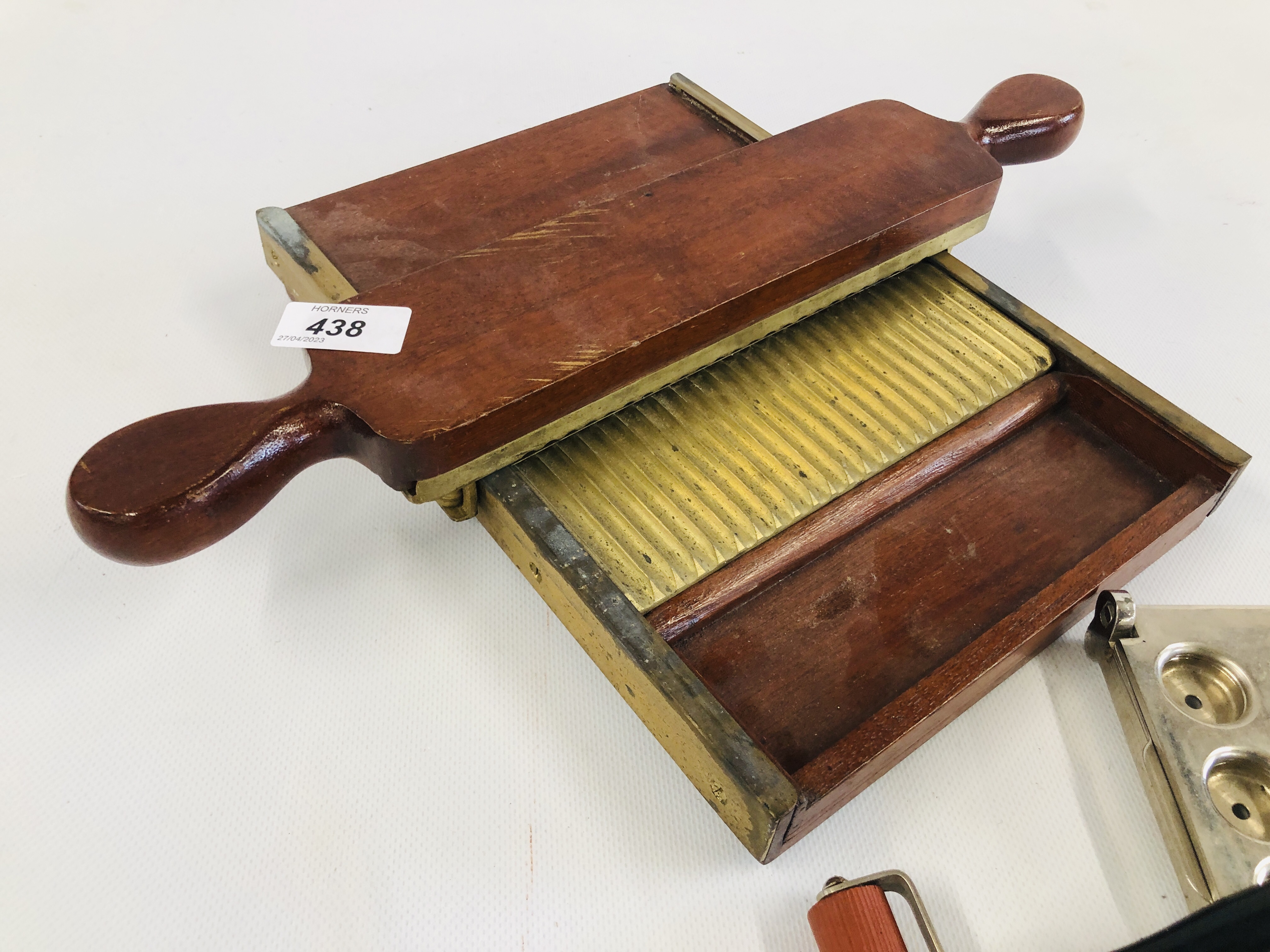 A VINTAGE WOODEN AND BRASS PILL PRESS ALONG WITH A FURTHER STAINLESS STEEL EXAMPLE AND A SMALL - Image 4 of 6