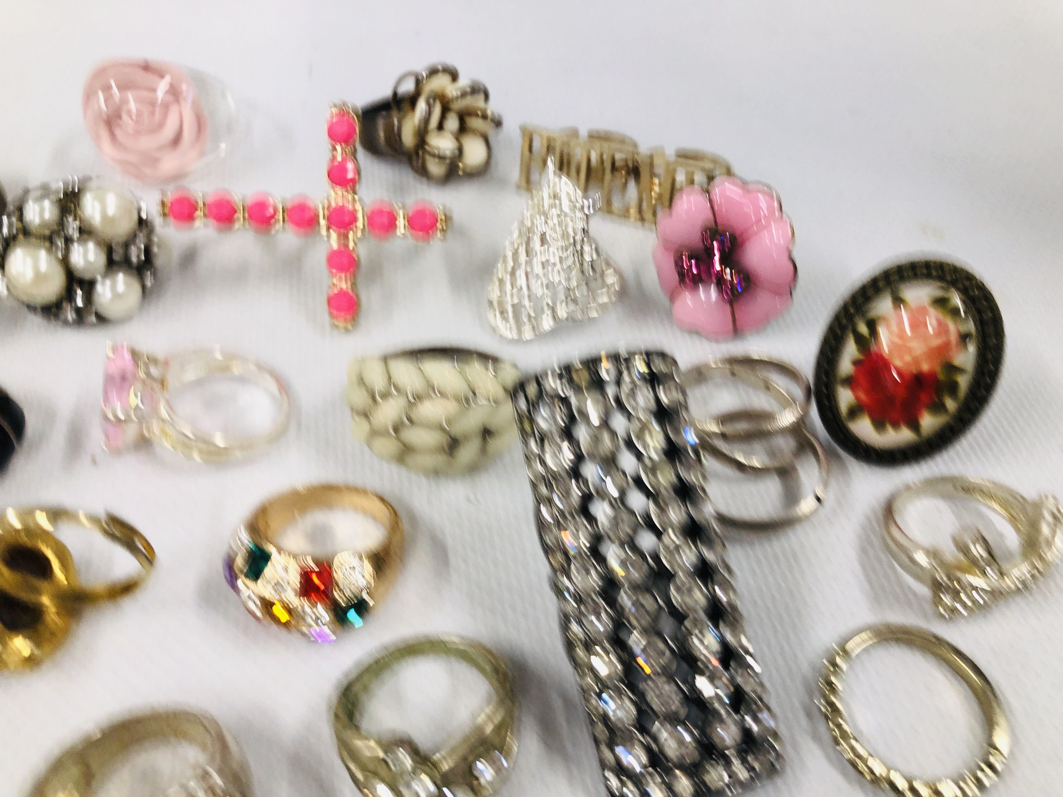 APPROXIMATELY 28 COSTUME RINGS TO INCLUDE SILVER EXAMPLES. - Image 2 of 6