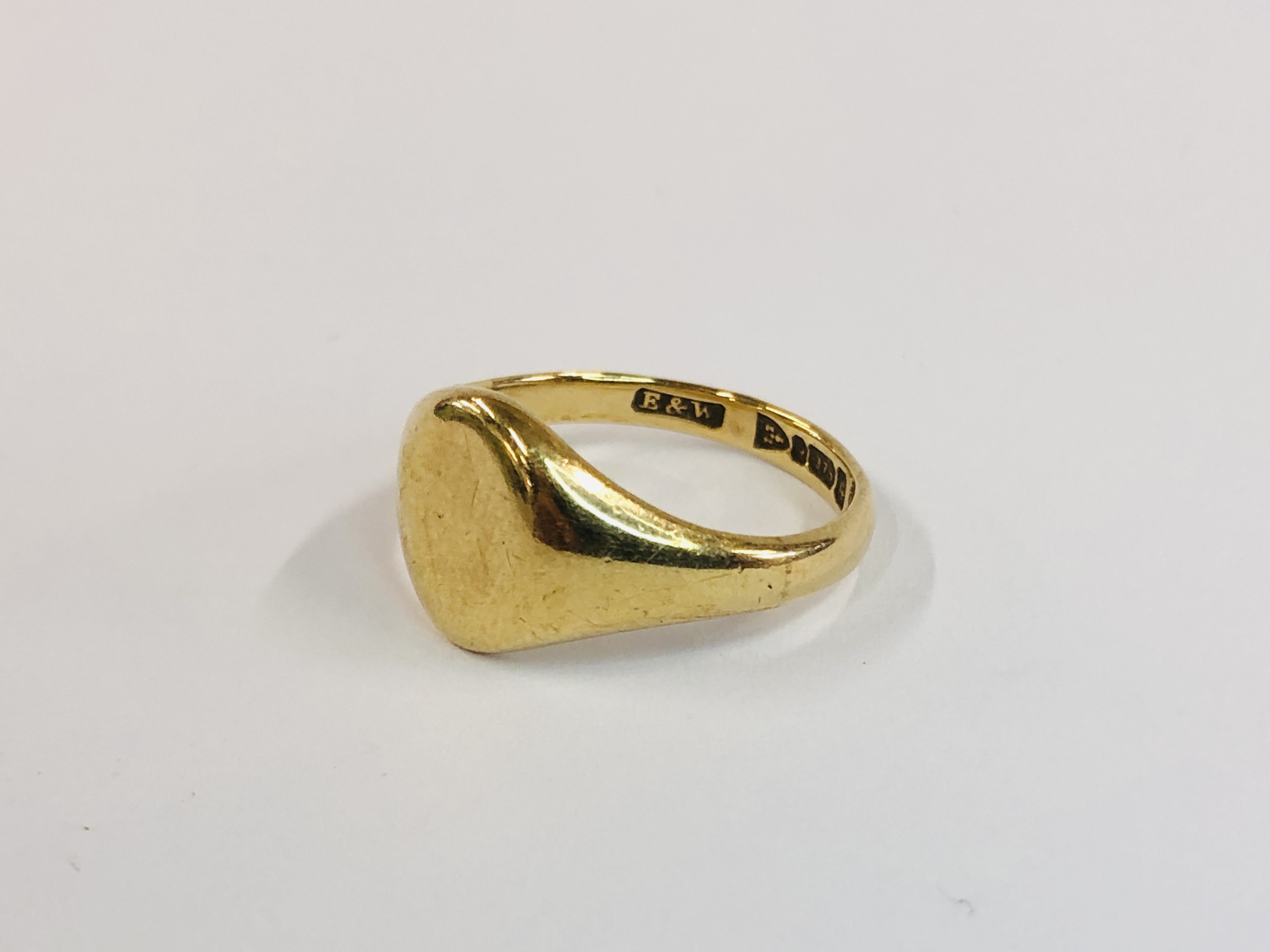 AN ANTIQUE 9CT GOLD SIGNET RING. - Image 2 of 8