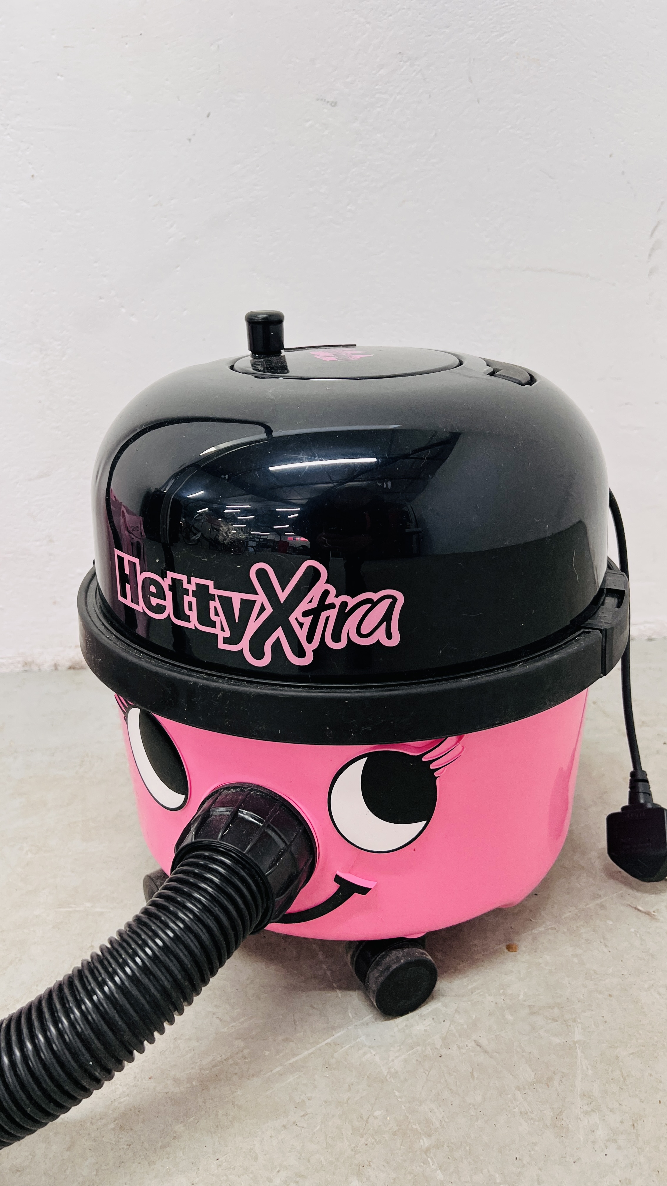 A NUMATIC "HETTY XTRA" VACUUM CLEANER WITH ACCESSORIES - SOLD AS SEEN. - Image 2 of 5