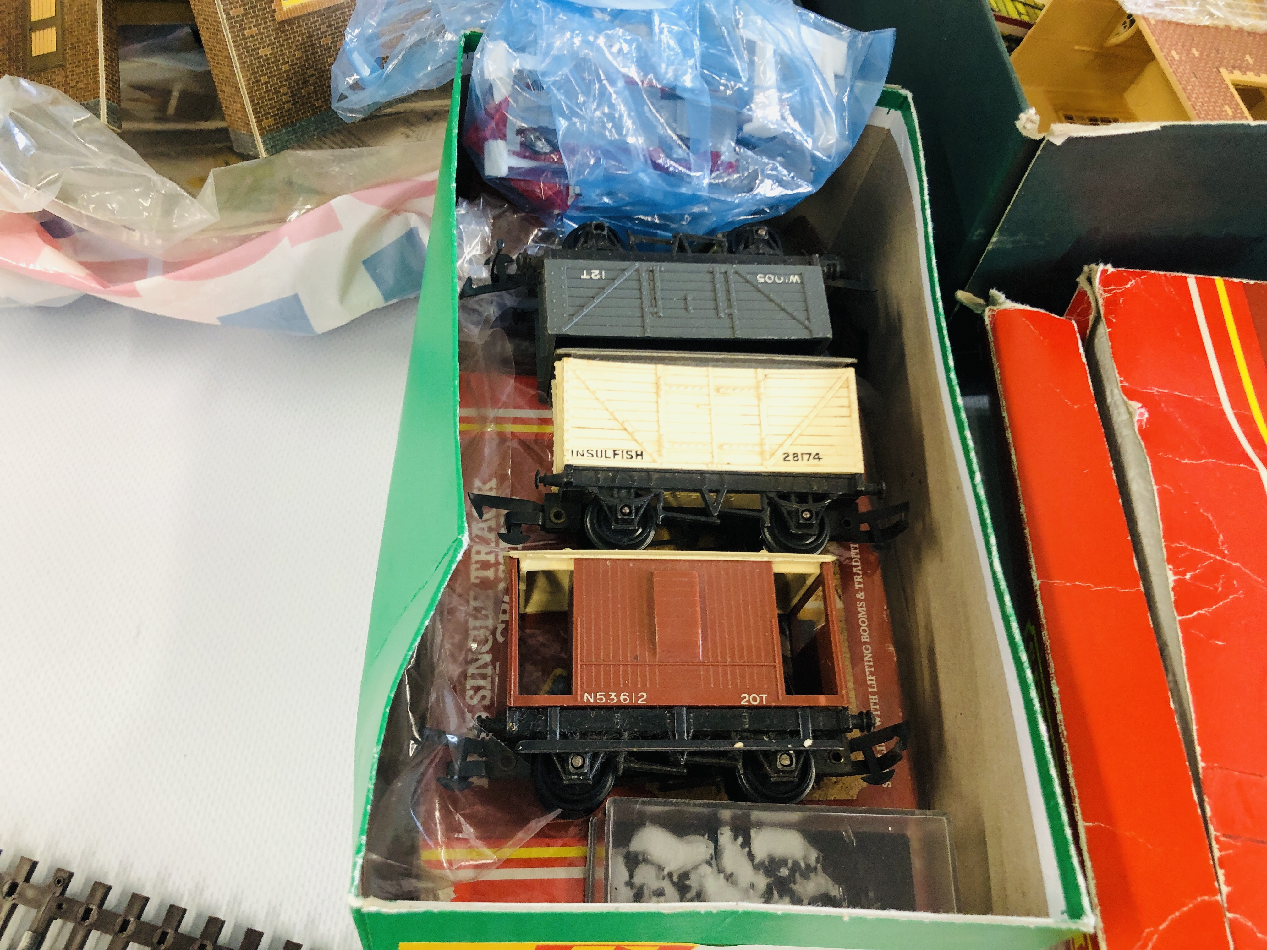 A BOXED HORNBY, CALEDONIAN PASSENGERS SET ALONG WITH 2 BOXES OF TRACKSIDE TO INCLUDE BUILDING. - Image 9 of 11