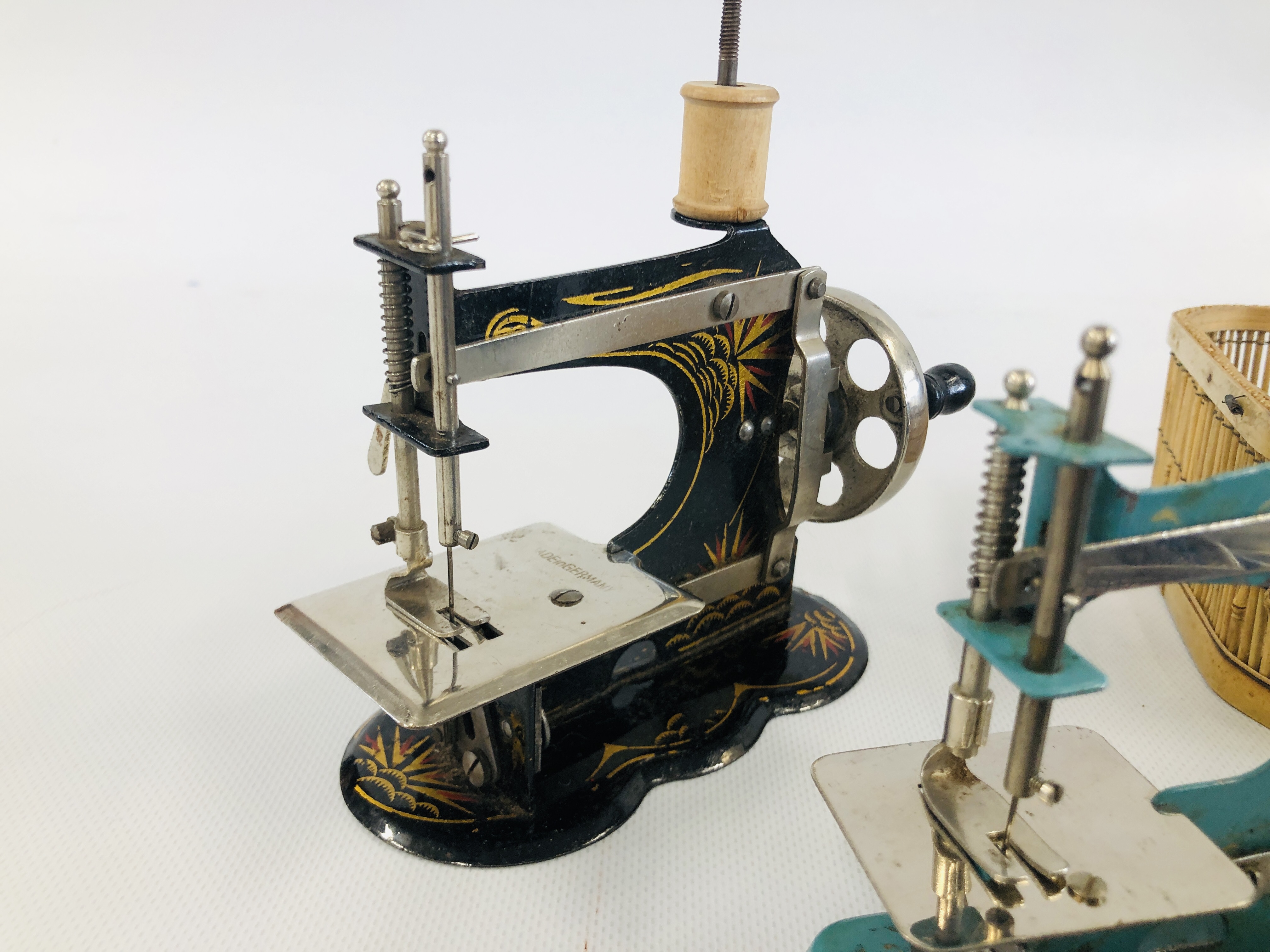 TWO VINTAGE TOY SEWING MACHINES ALONG WITH VINTAGE TOY CUTLERY AND TEAWARE. - Image 6 of 8